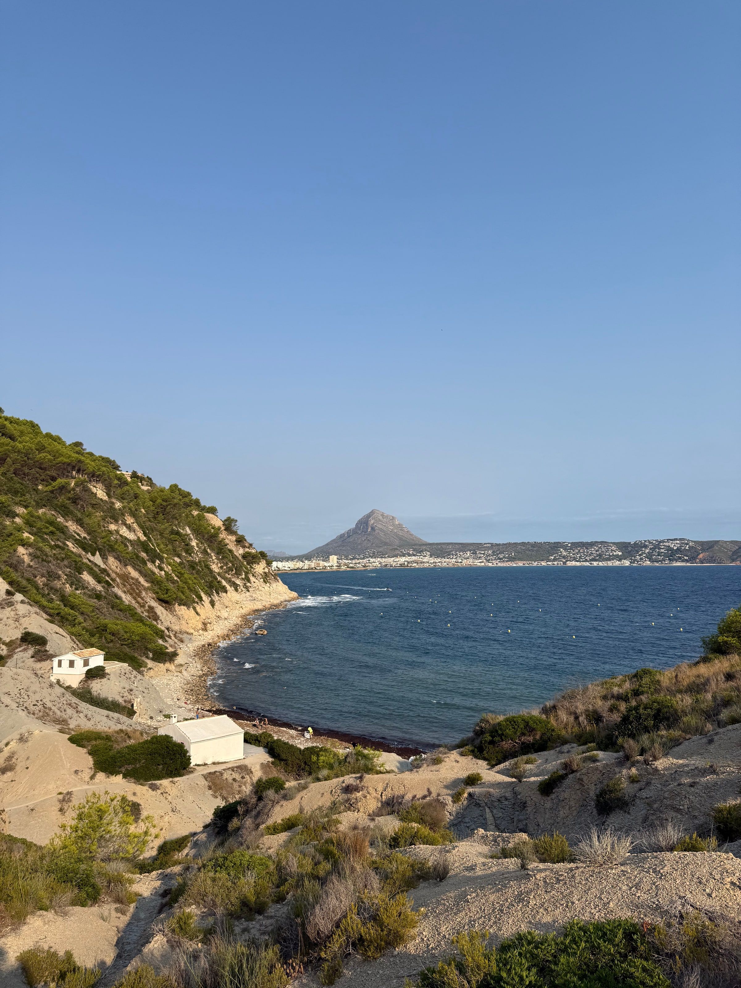 La costa de Jávea con el Montgó al fondo