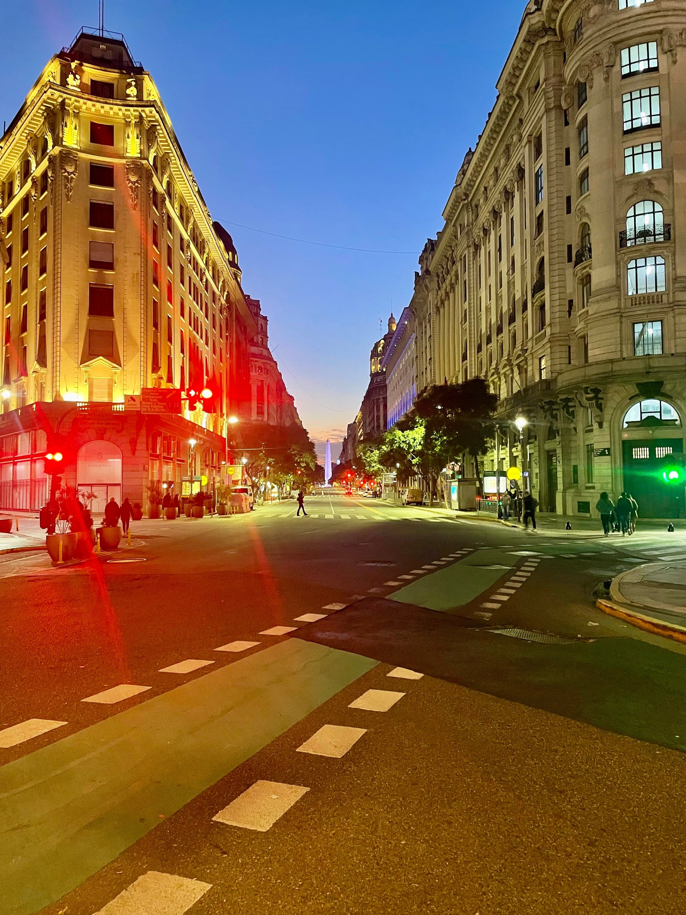 Una avenida del centro al atardecer