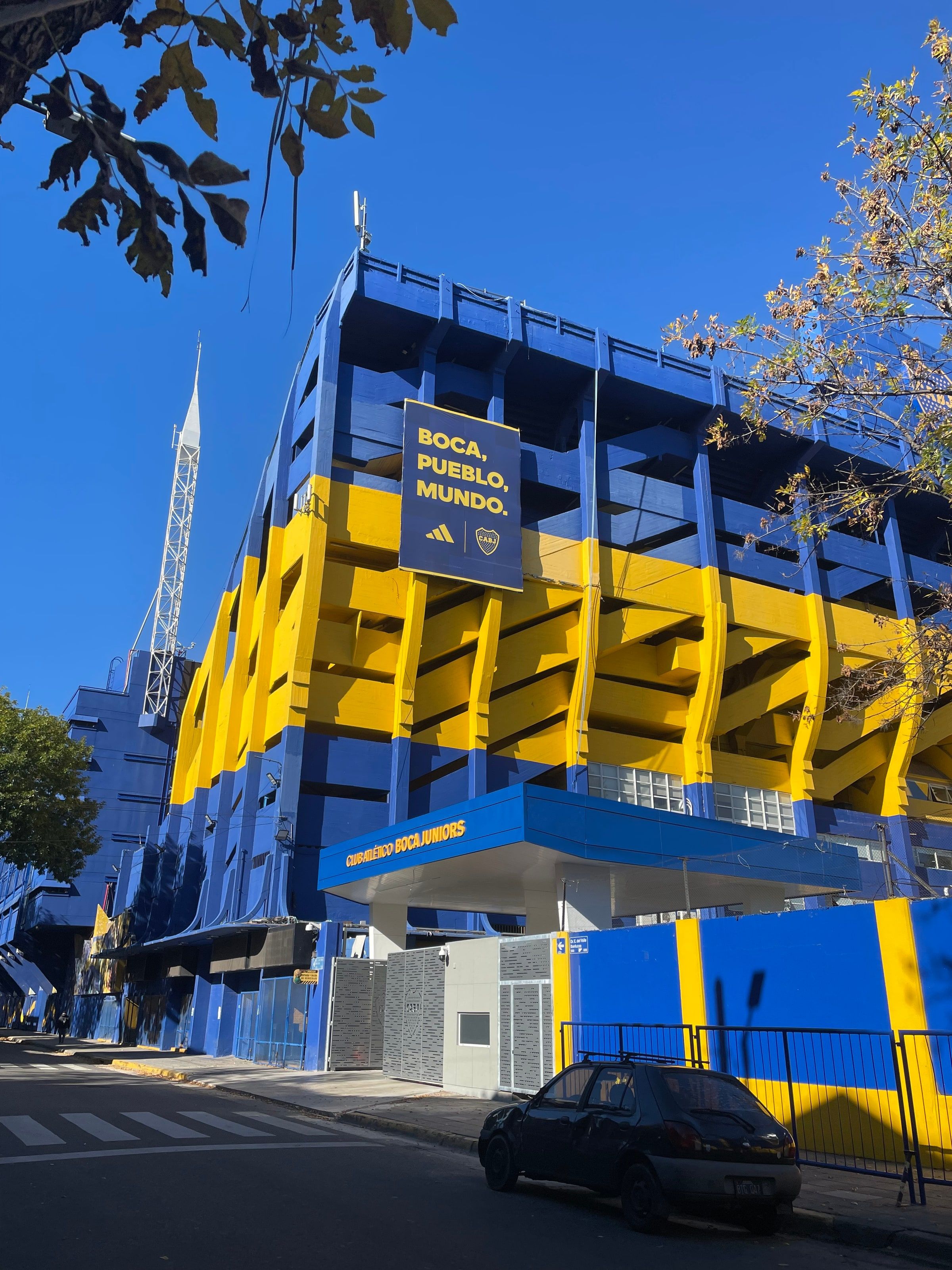 La fachada azul y amarilla de La Bombonera