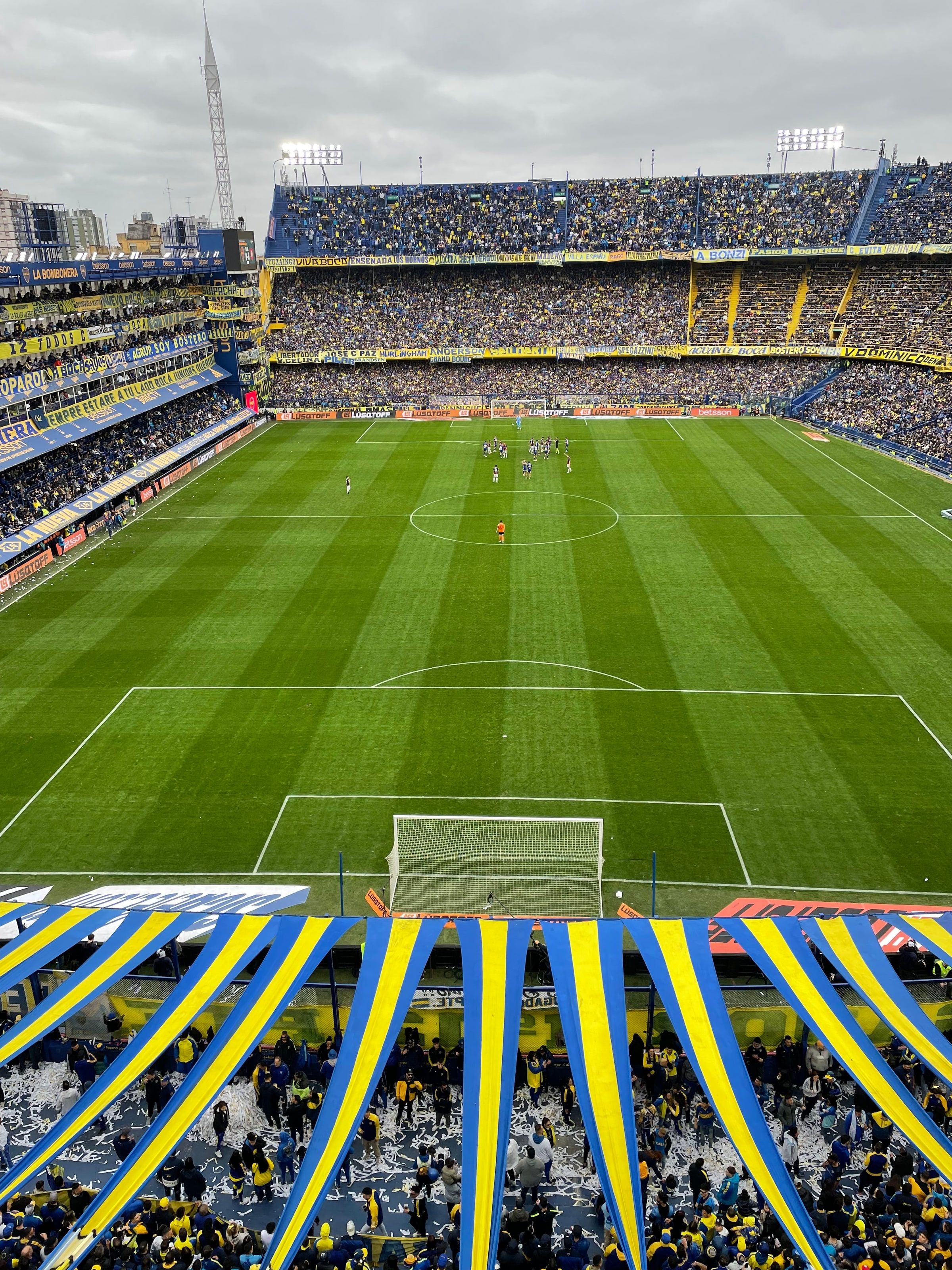La Bombonera llena, con la cancha desde la tribuna
