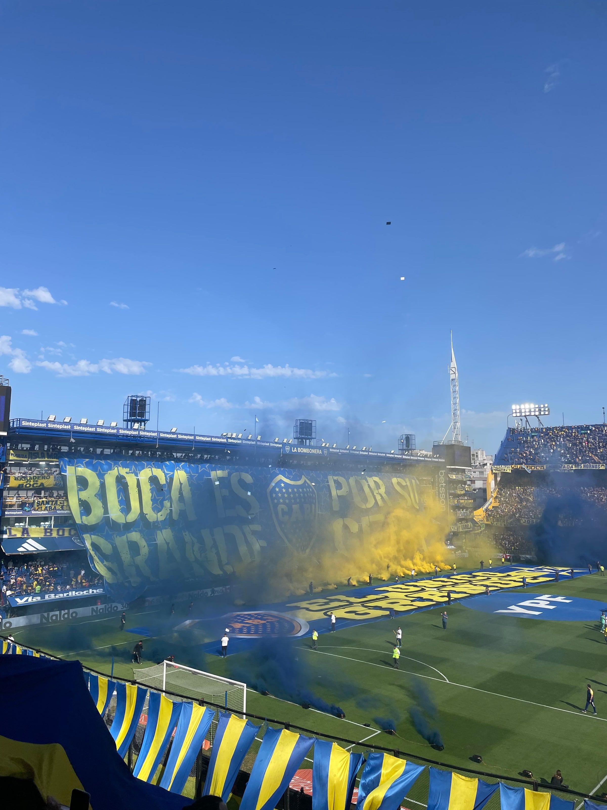 Las banderas de Boca en la tribuna