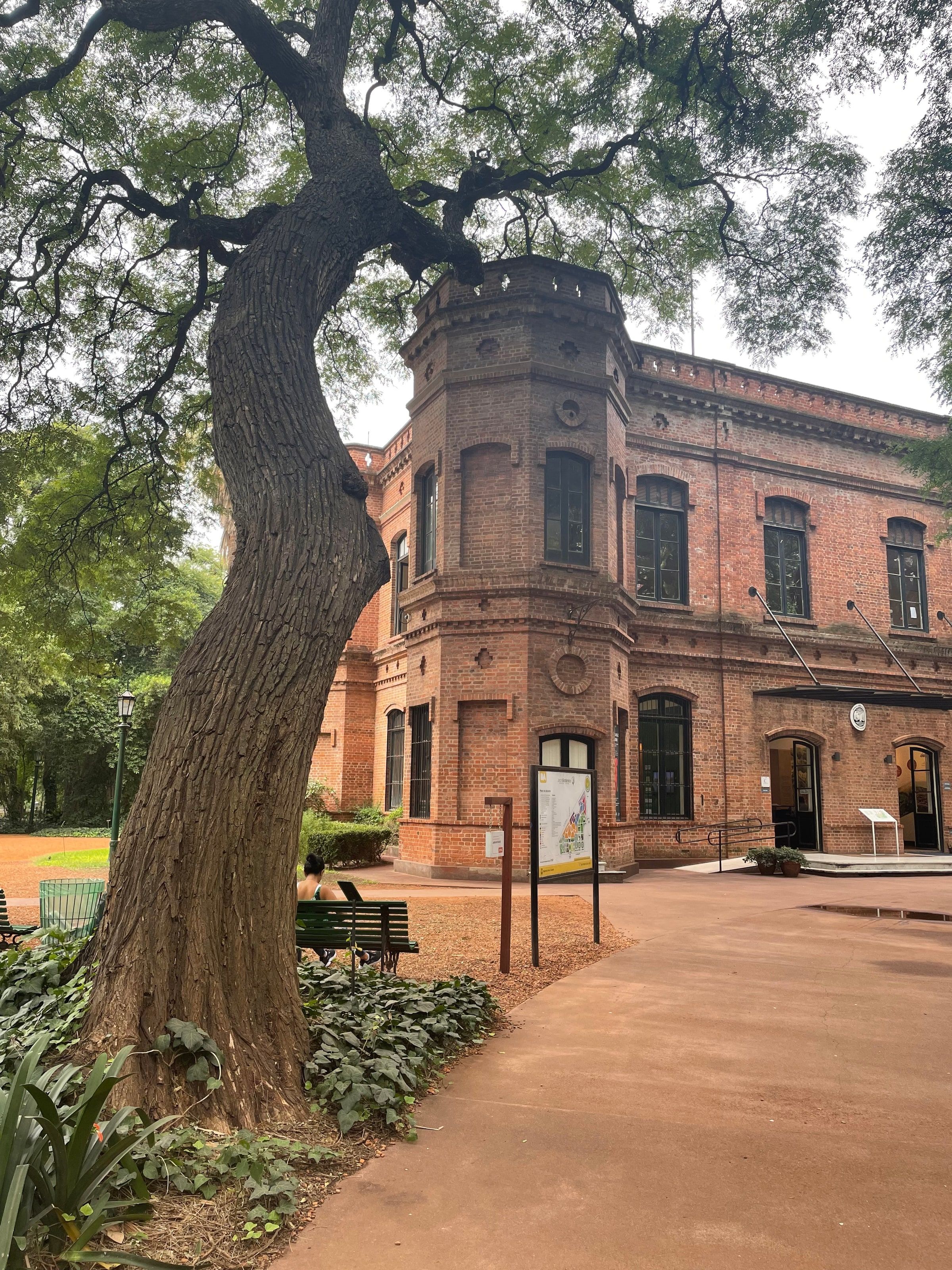 Un edificio de ladrillo entre los árboles del Jardín Botánico