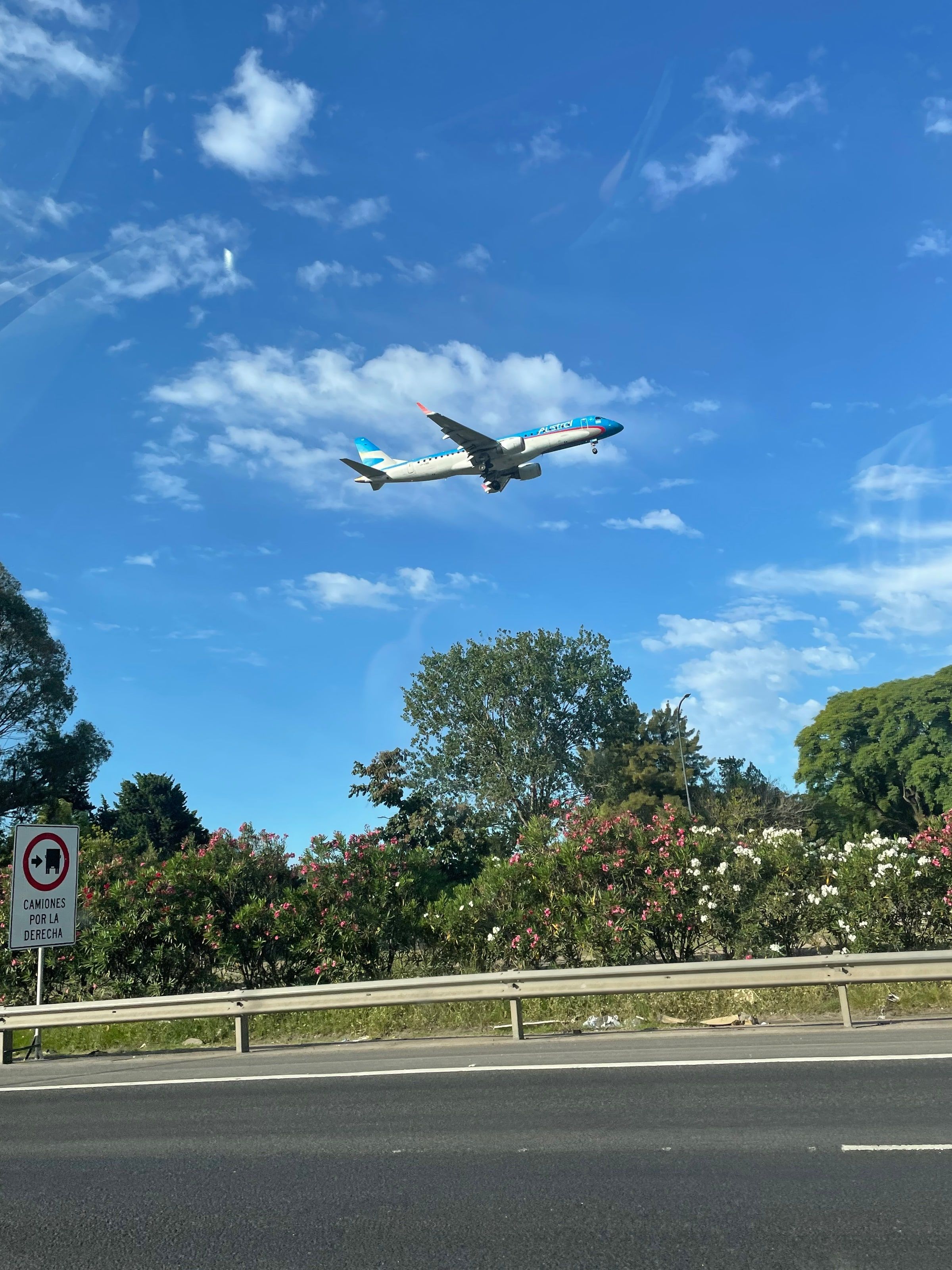Un avión aterrizando en Aeroparque, sobre la Costanera