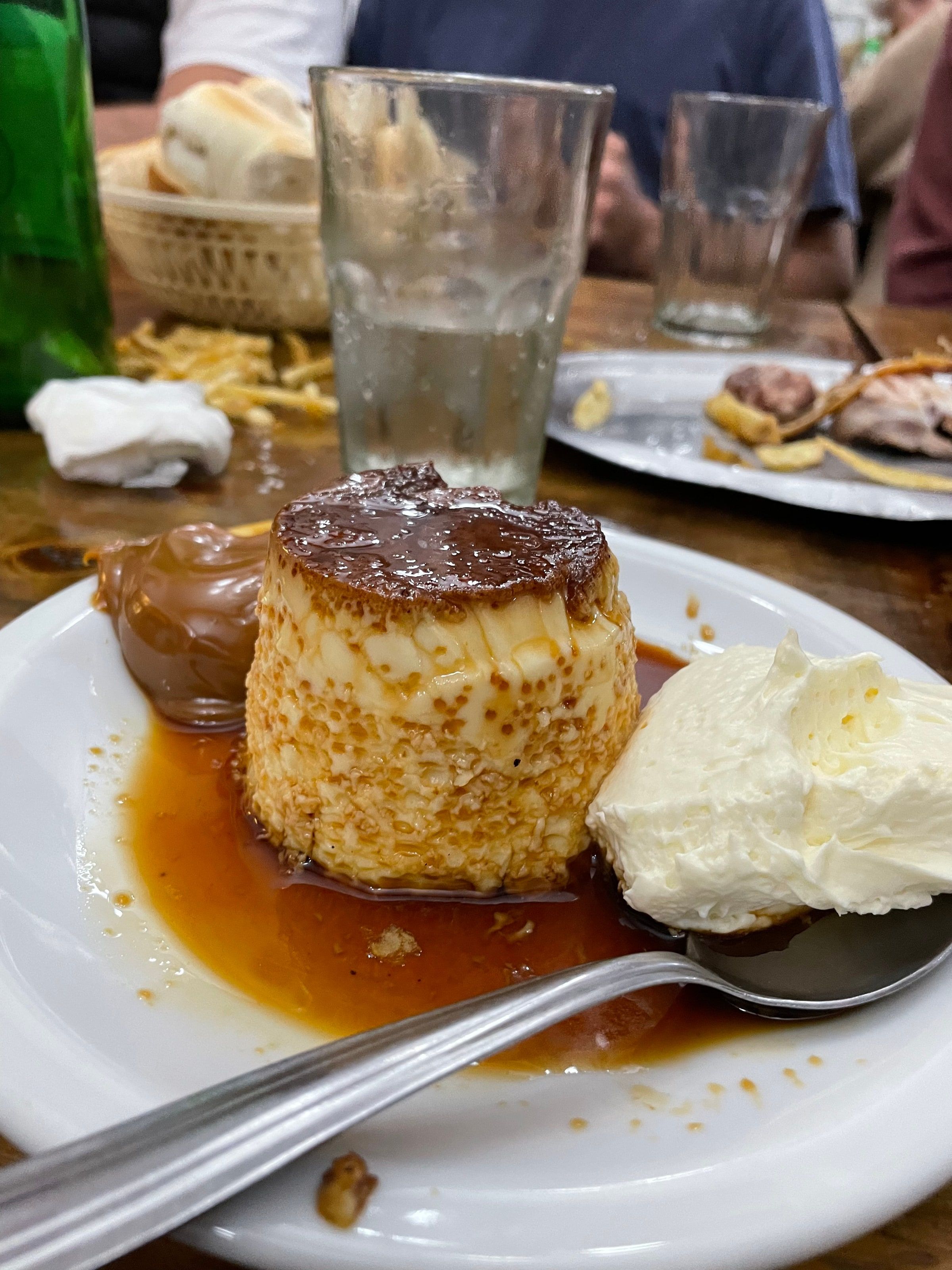 Un flan con dulce de leche y crema
