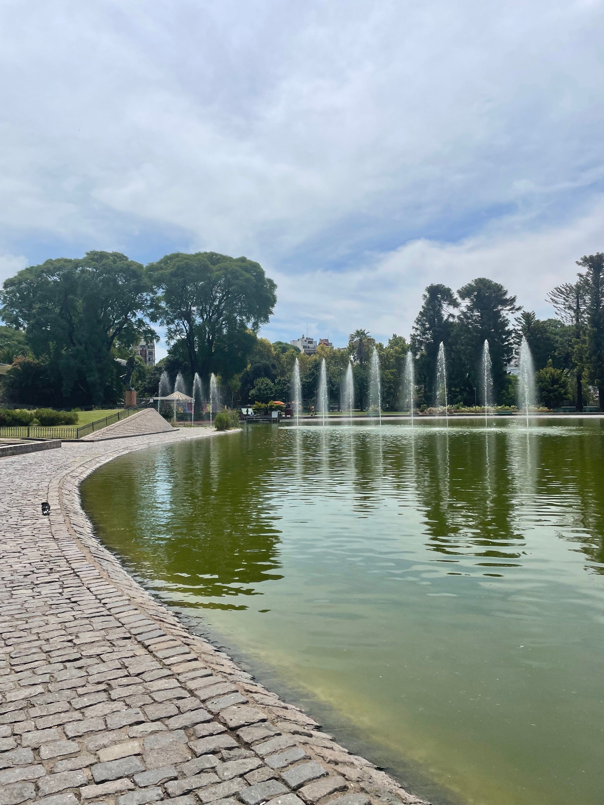 El lago del Parque Centenario con sus fuentes