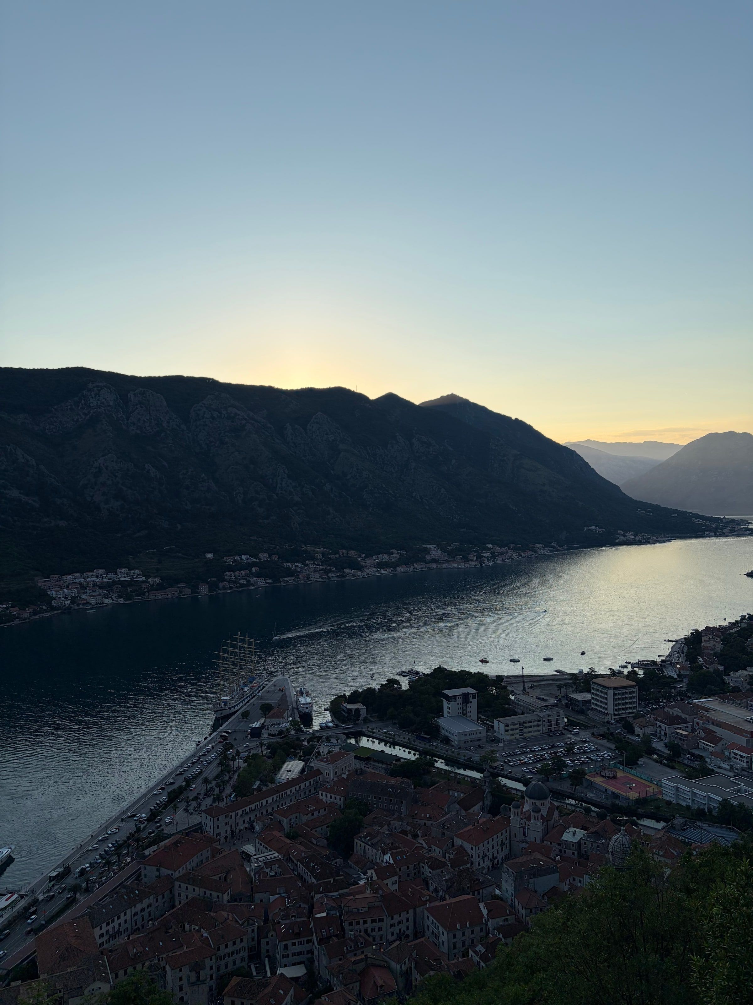 La bahía de Kotor al atardecer, desde la subida a la fortaleza