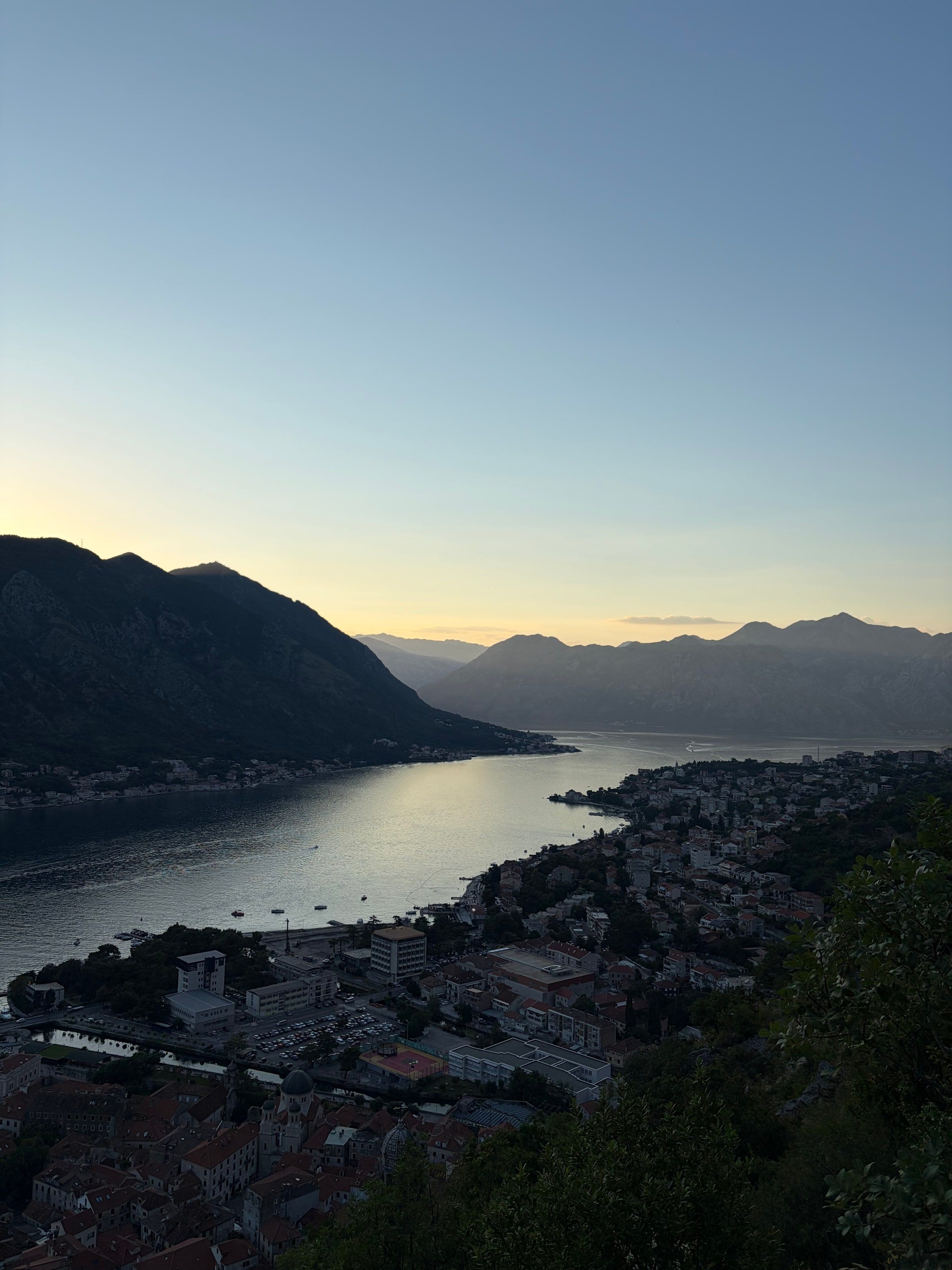 La bahía de Kotor al atardecer desde la fortaleza