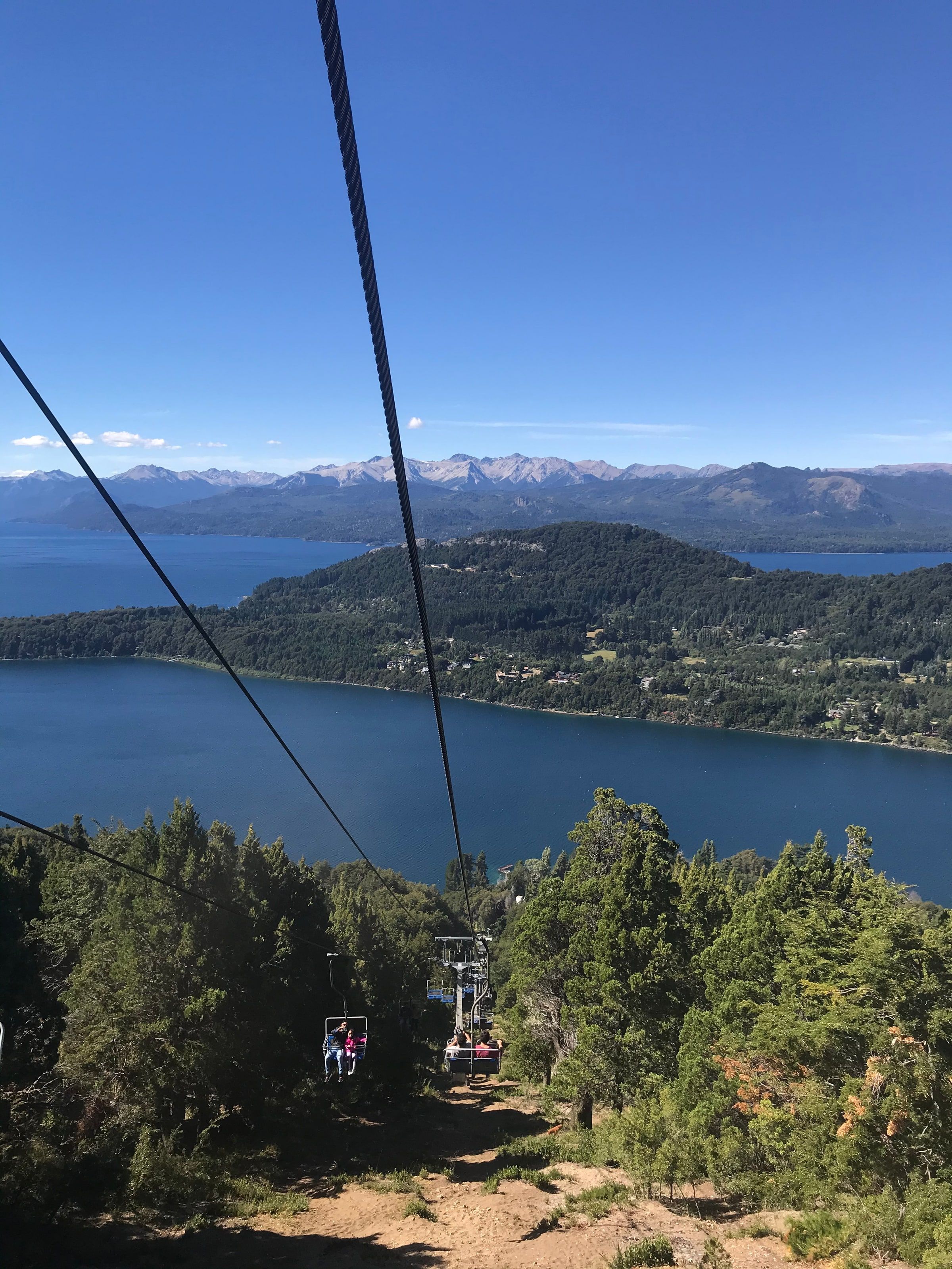 Una aerosilla bajando hacia el lago