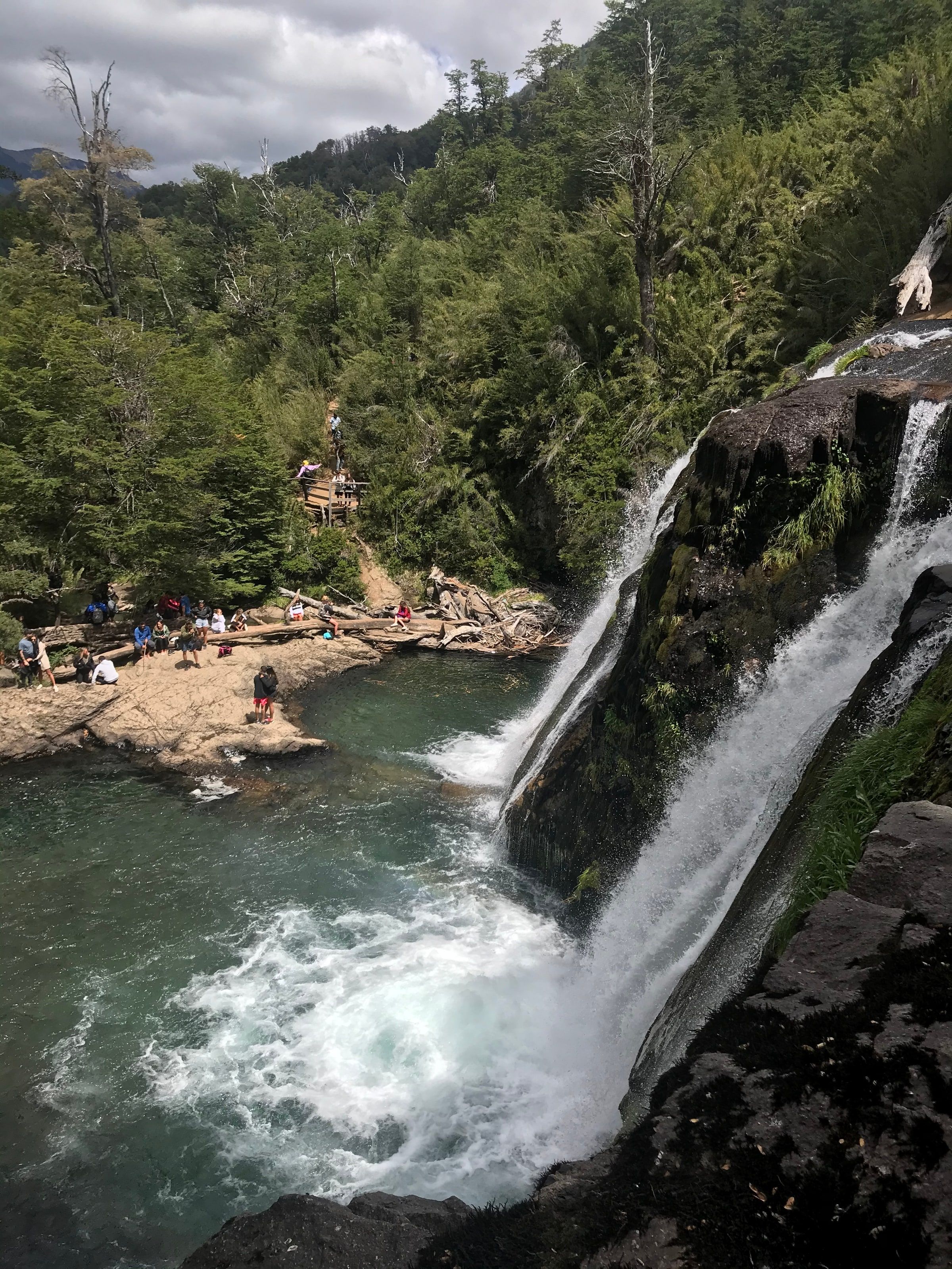 Una cascada cerca del Lago Hermoso