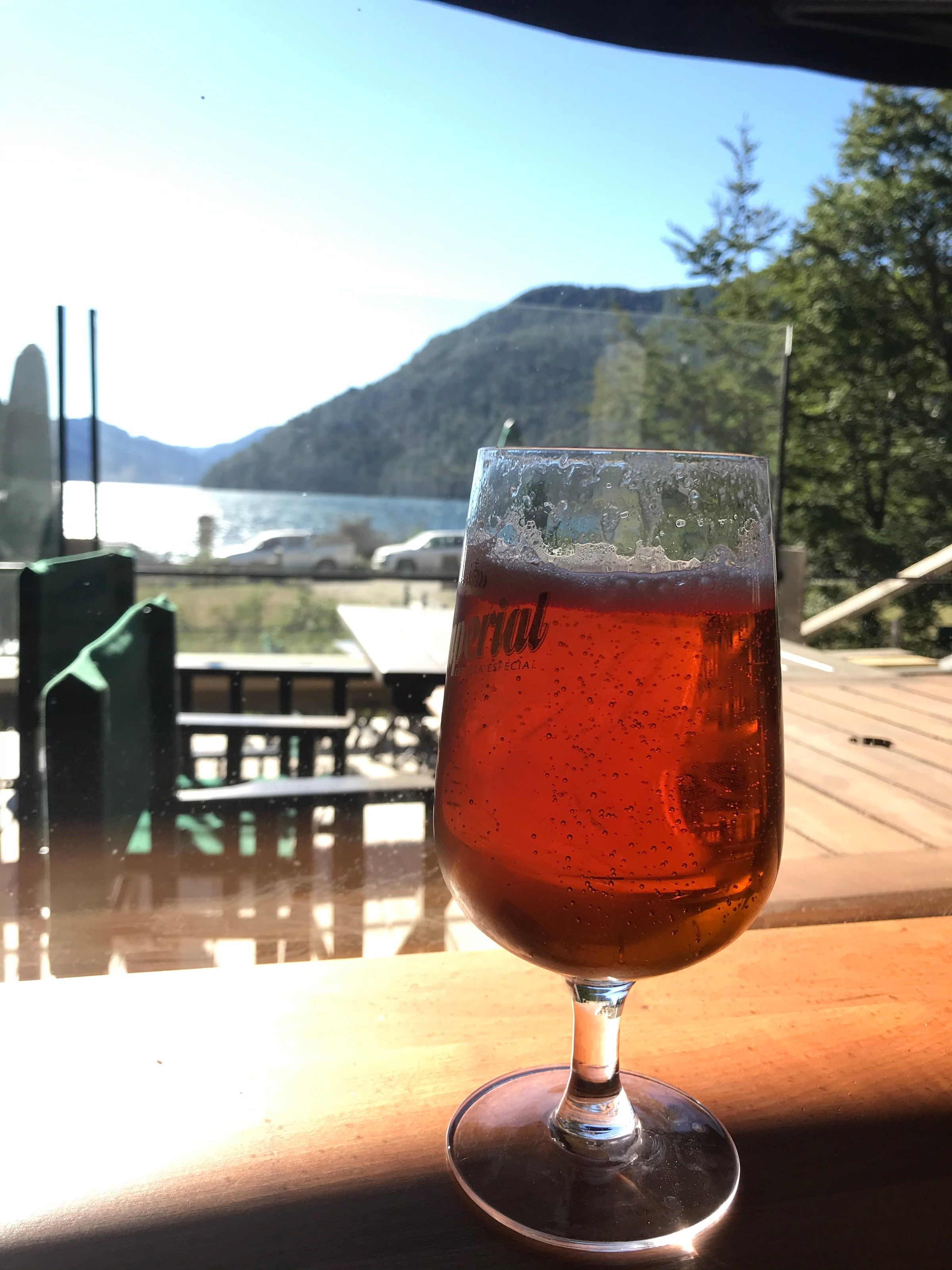 Una cerveza con el lago de fondo
