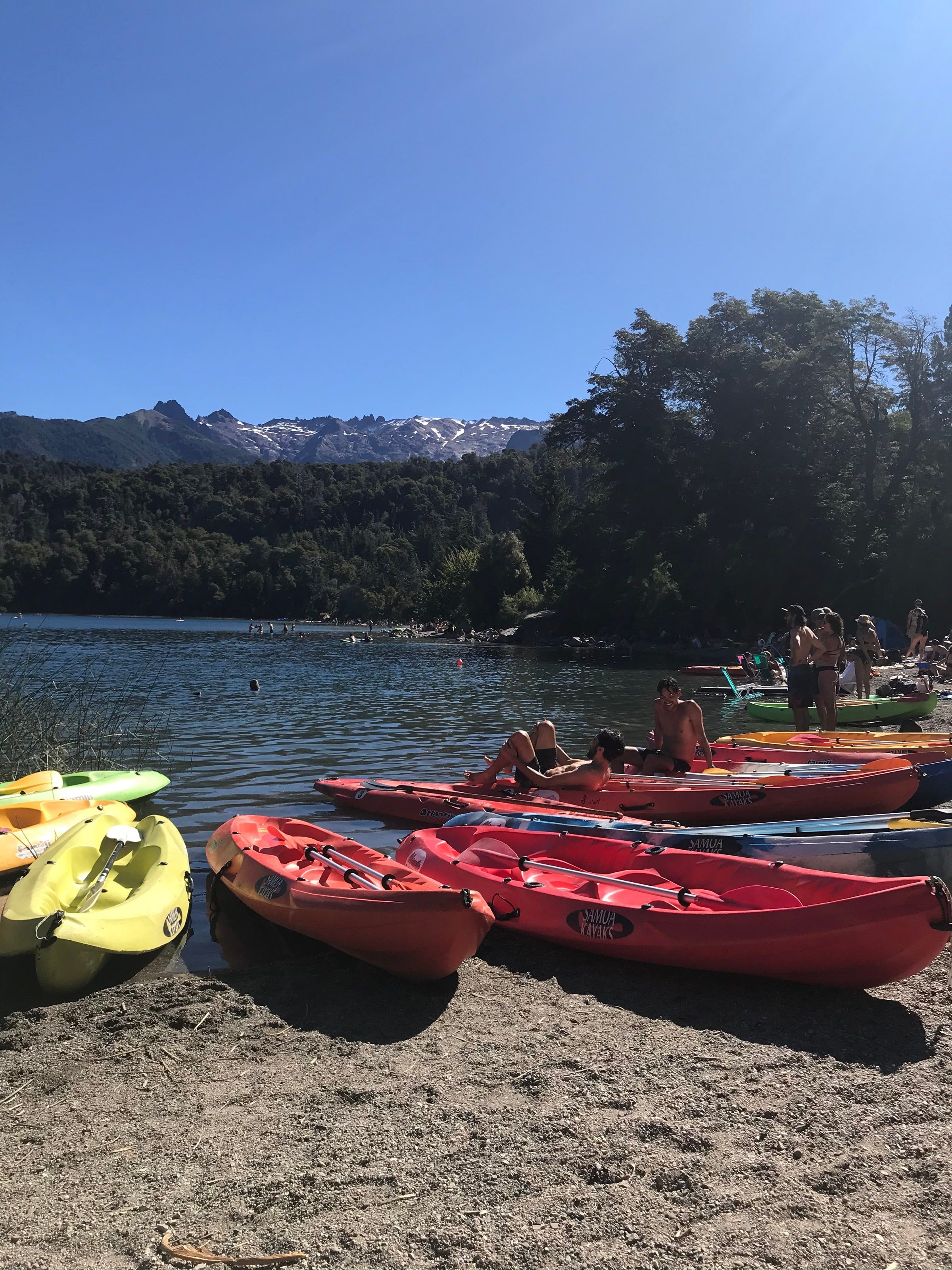 Kayaks en la orilla del lago