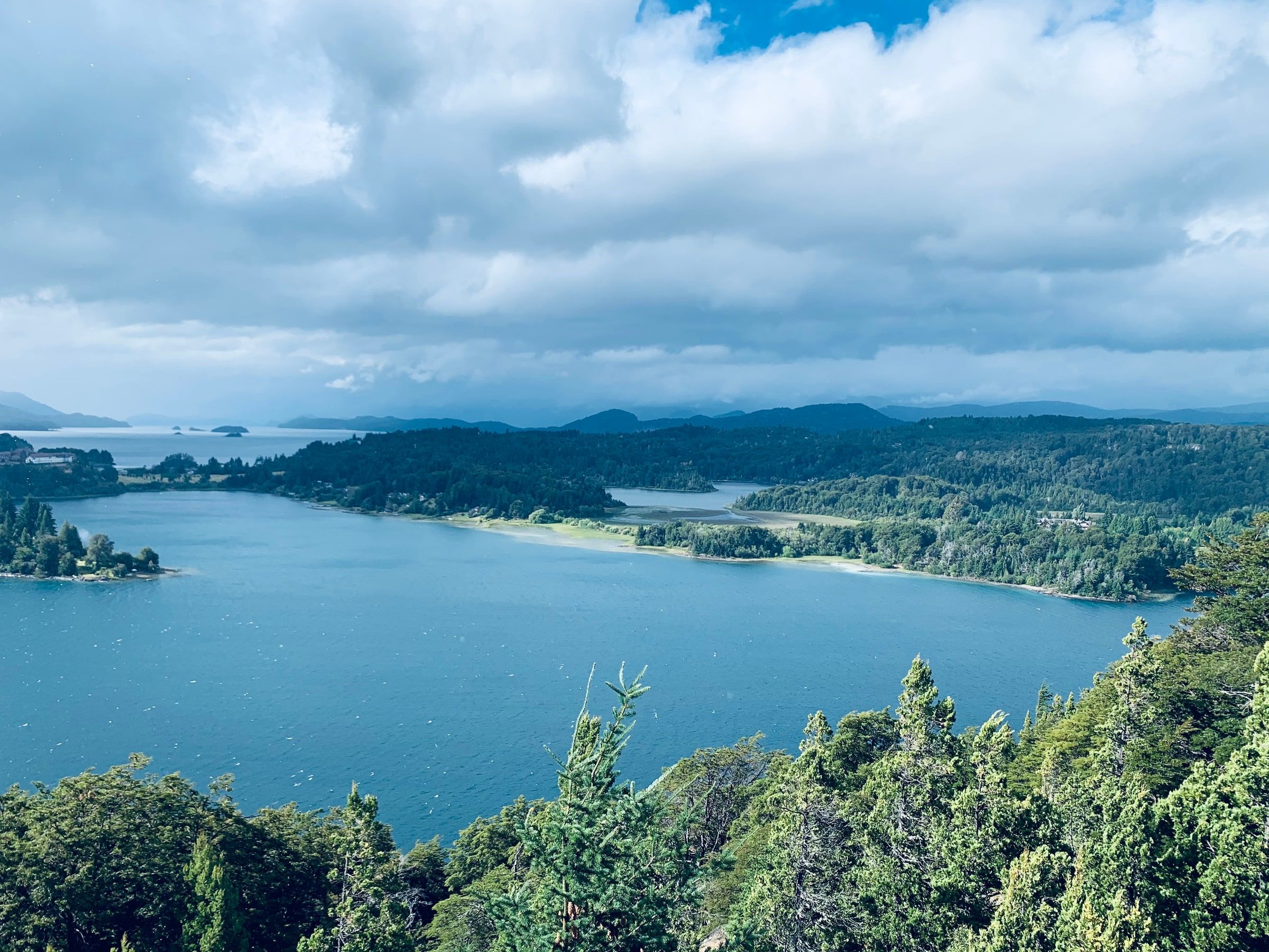 El lago entre el bosque, desde un mirador