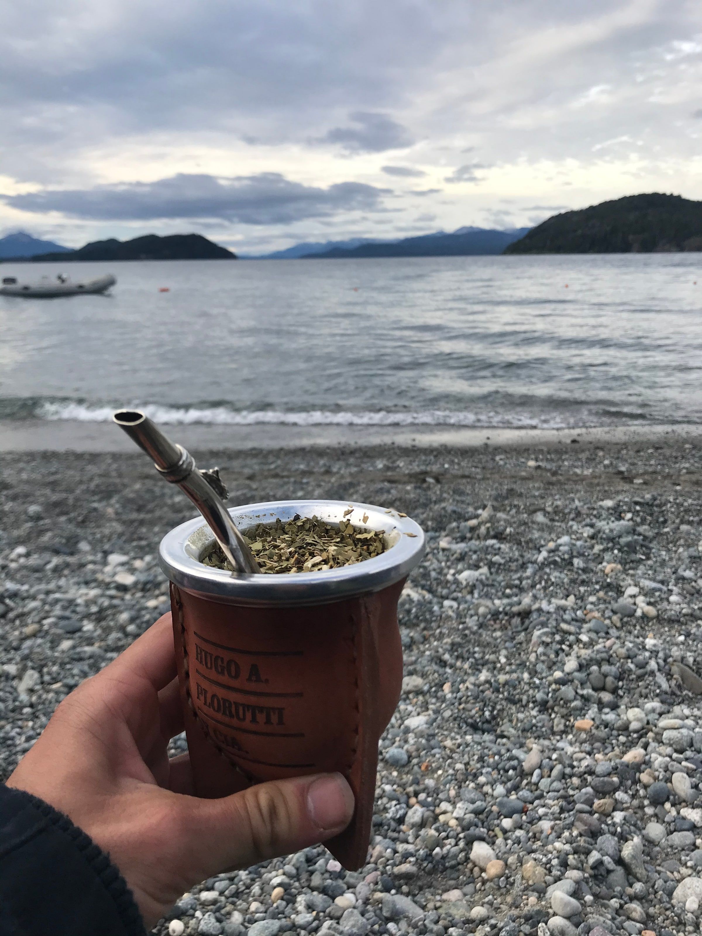 Un mate en la orilla de piedras del lago