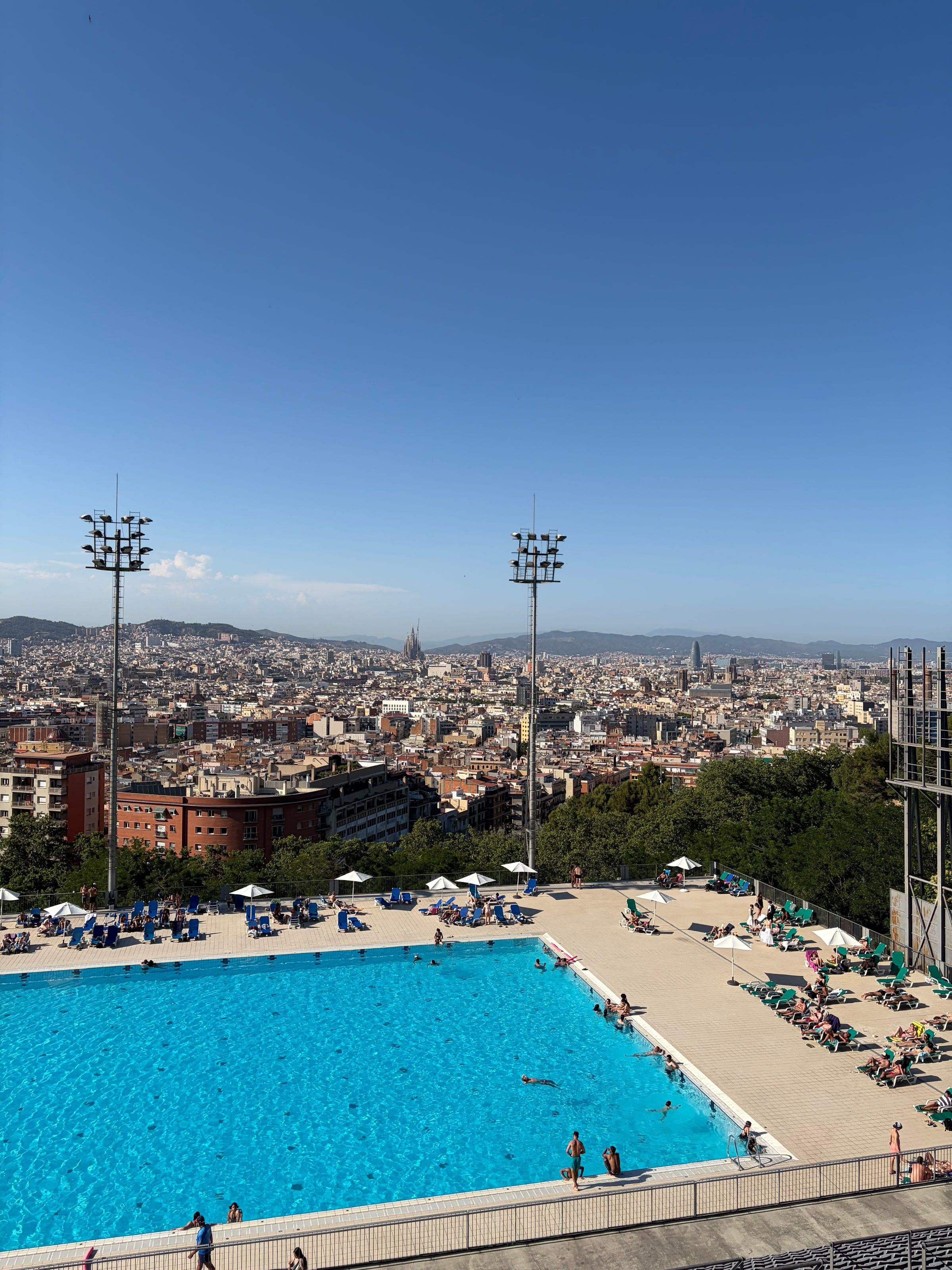 La pileta municipal de Montjuïc con la ciudad abajo