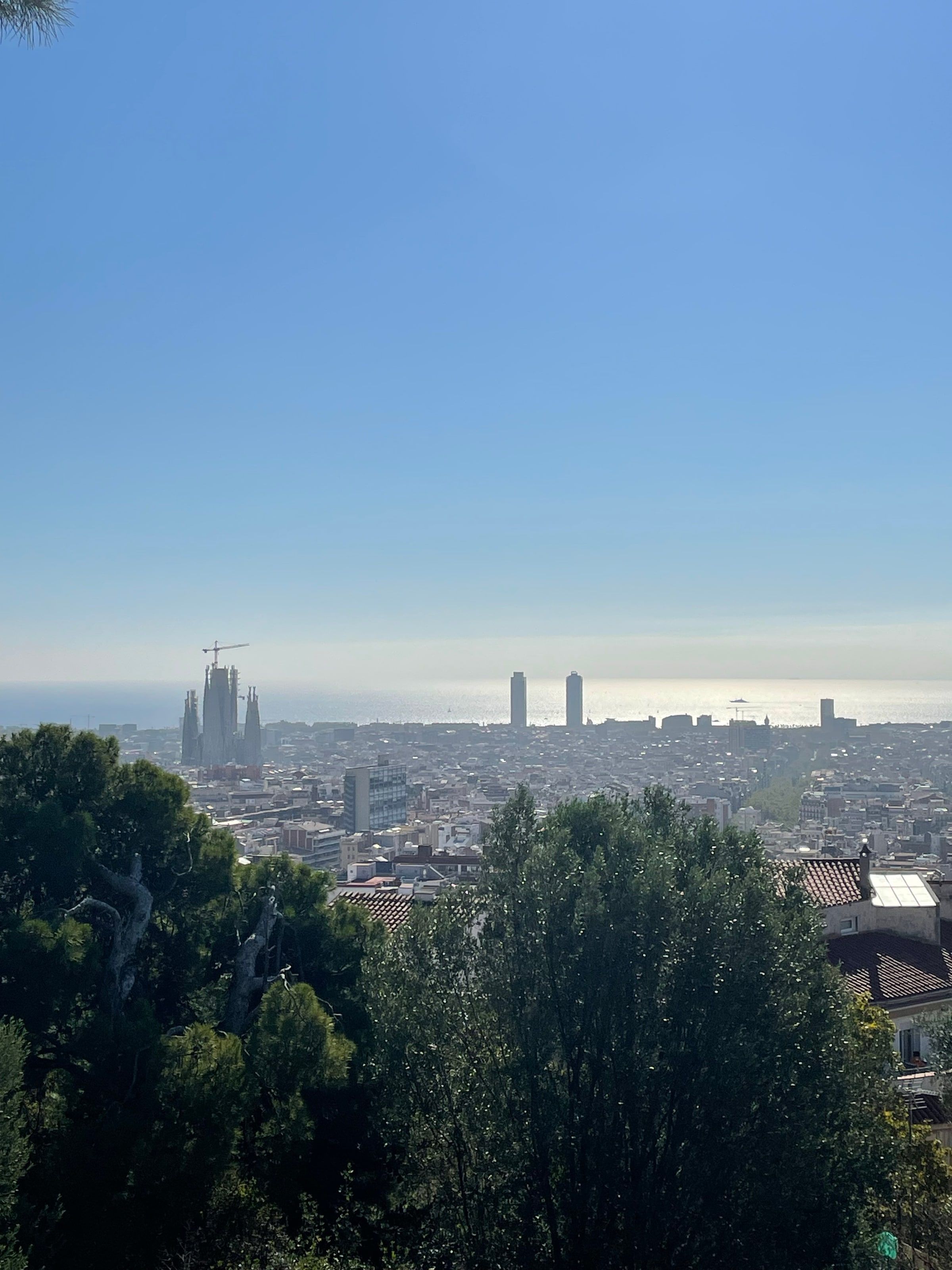 Barcelona desde el Park Güell, con la Sagrada Família a lo lejos