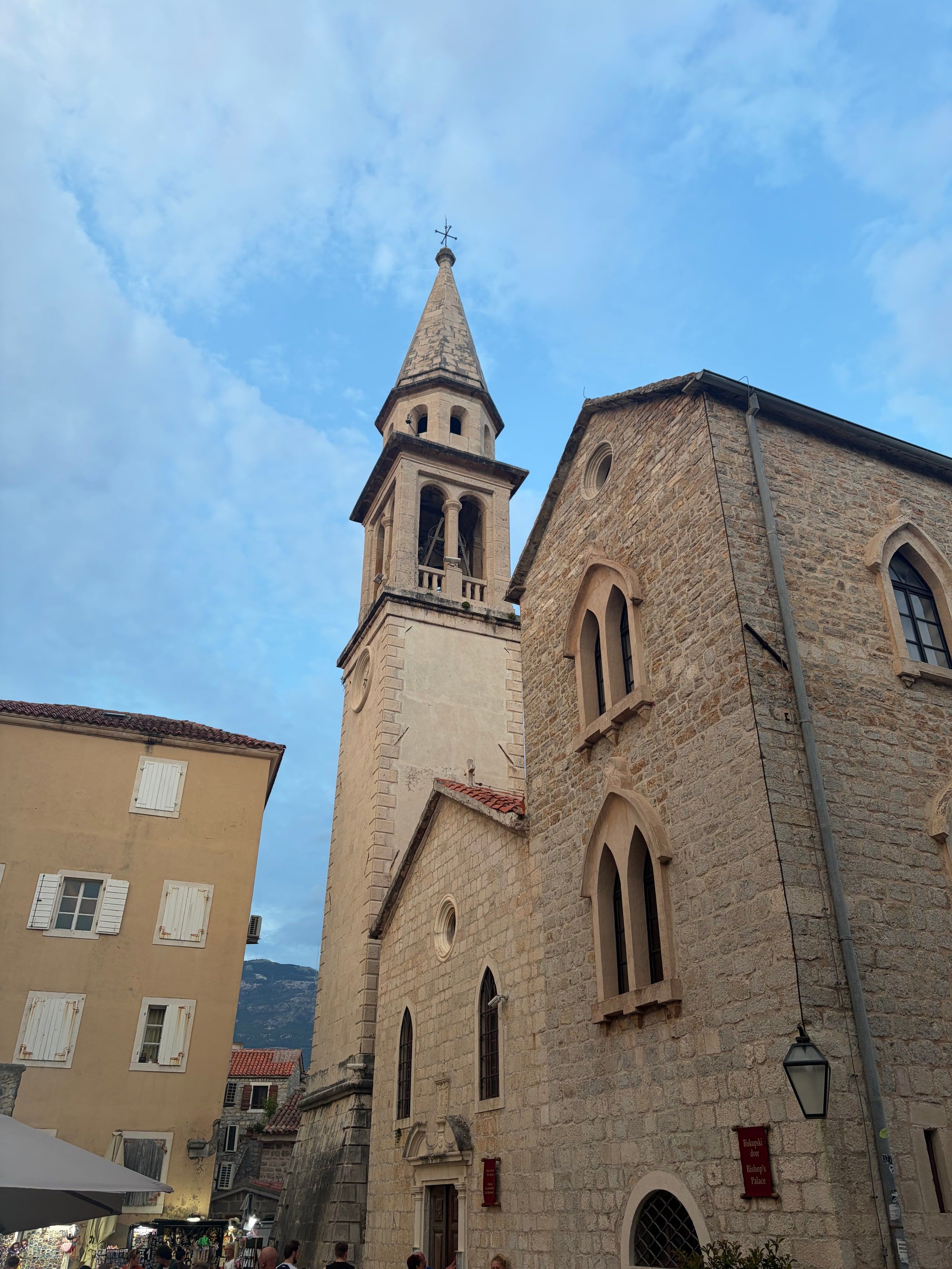 Campanario y torre de piedra al anochecer