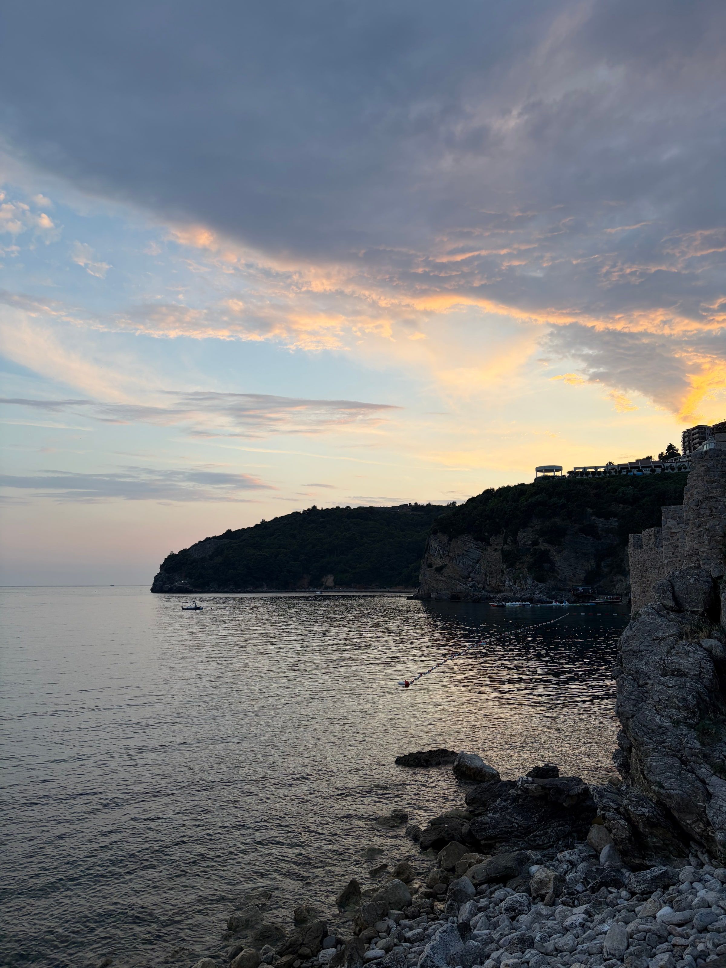 Acantilado con murallas, el mar y el cielo al atardecer