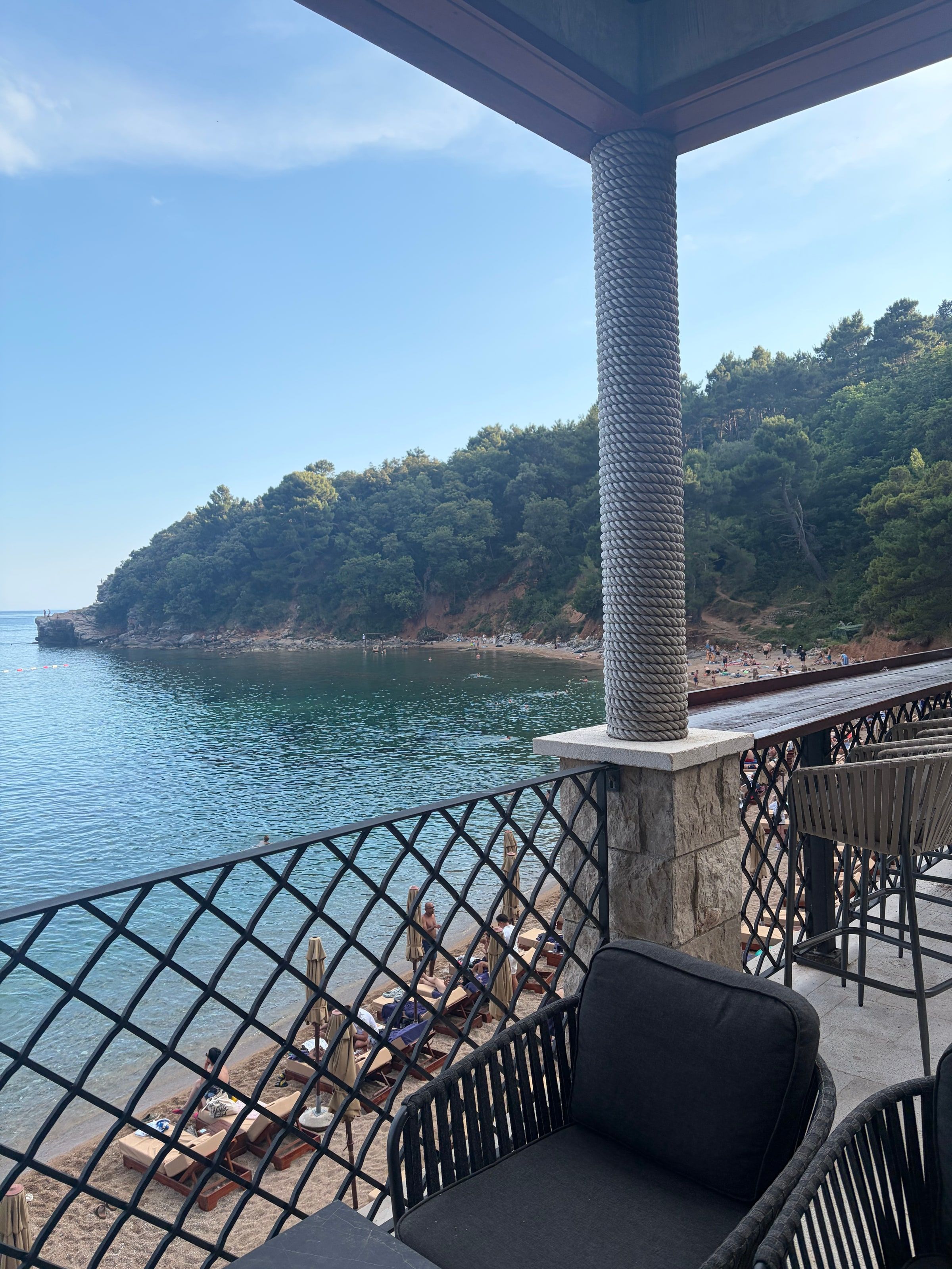 Mesa y sillas en una terraza frente al mar