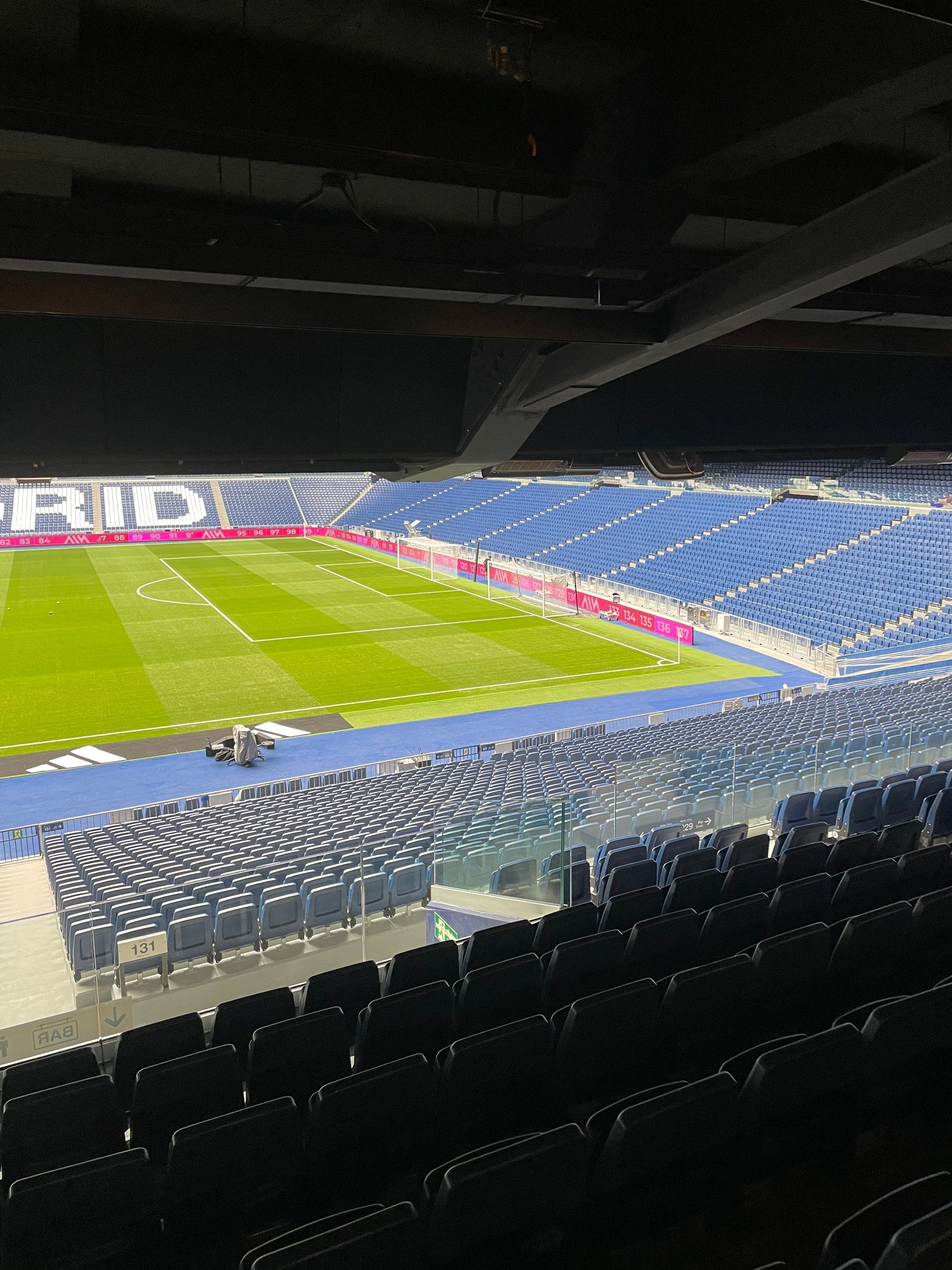 La cancha del Bernabéu vacía desde la tribuna
