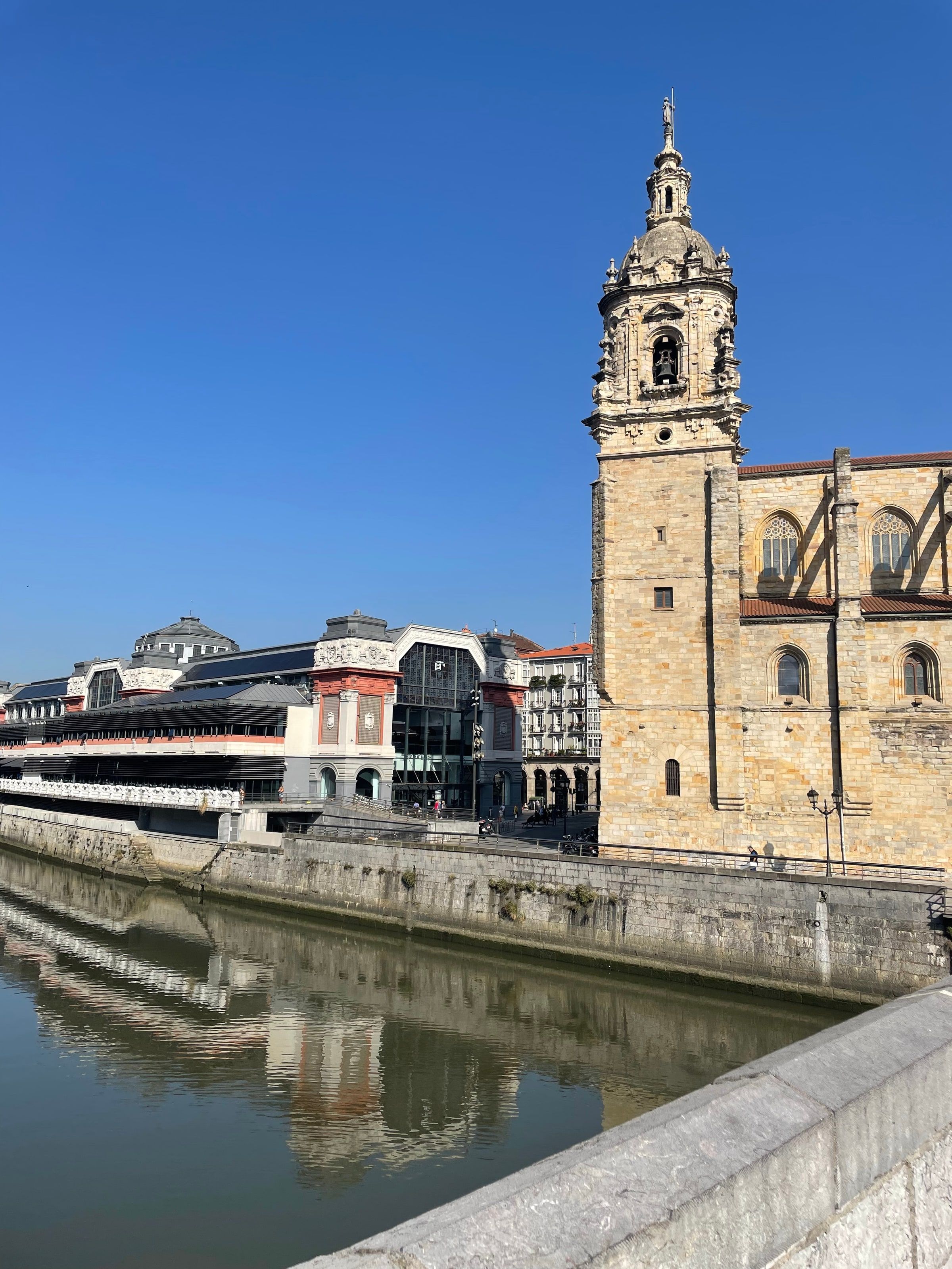La iglesia de San Antón y el Mercado de la Ribera