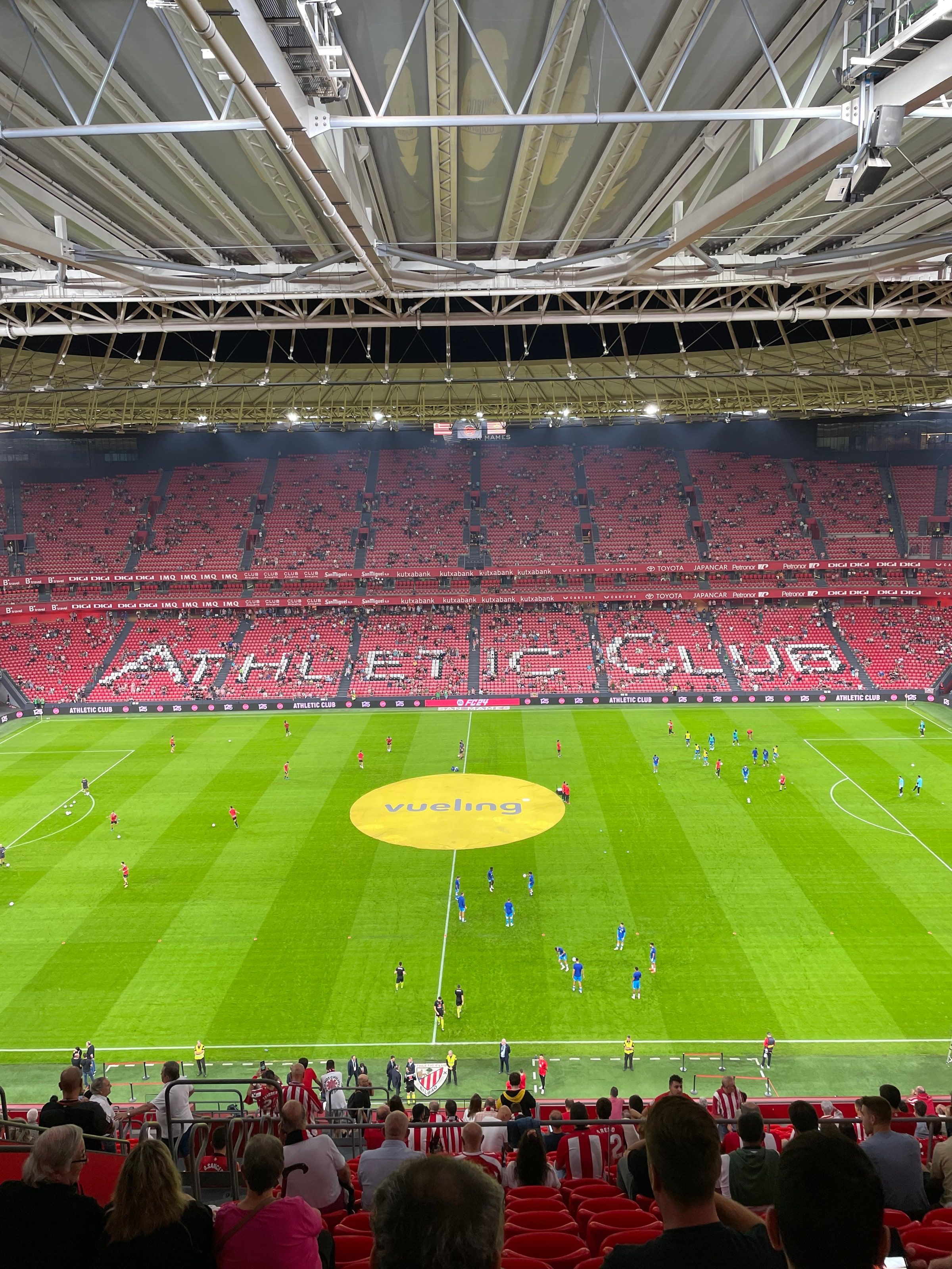 La cancha de San Mamés con el escudo del Athletic en la tribuna