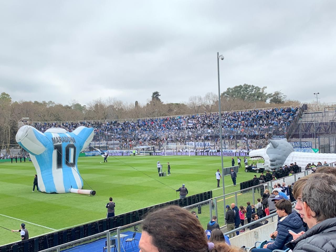 Los muñecos inflables con la 10 en la cancha del Bosque el día de la presentación de Maradona