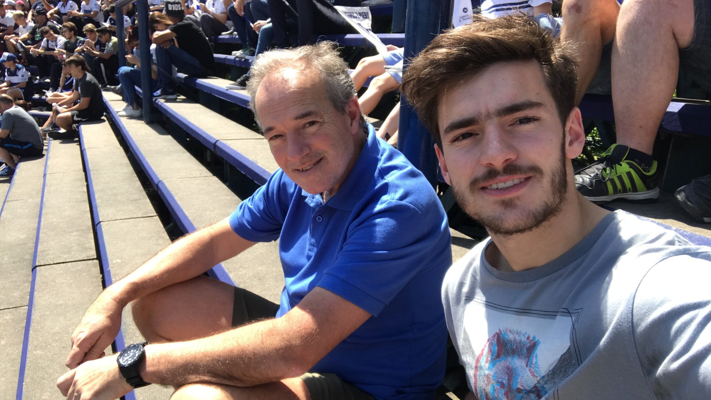 Tomi y su papá en la tribuna del Bosque antes del clásico