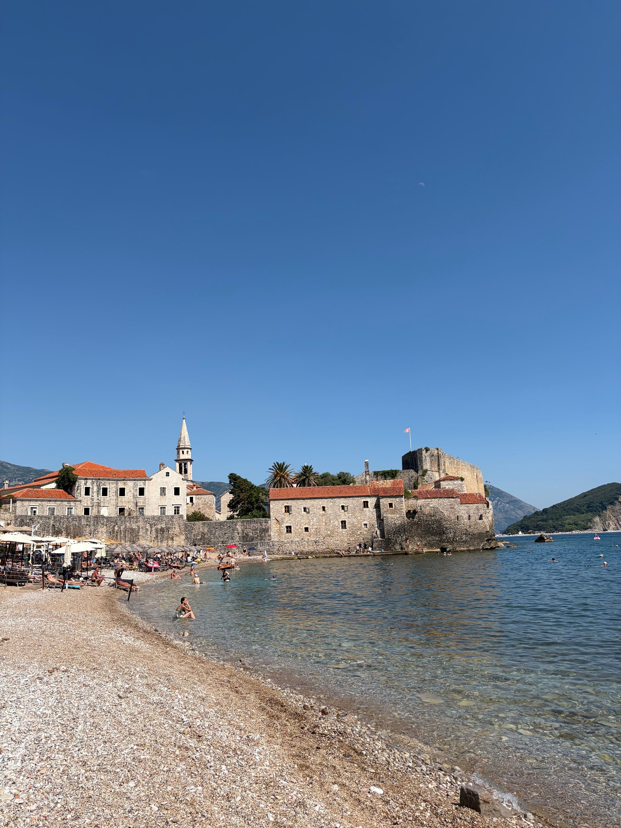 El casco viejo de Budva desde la playa