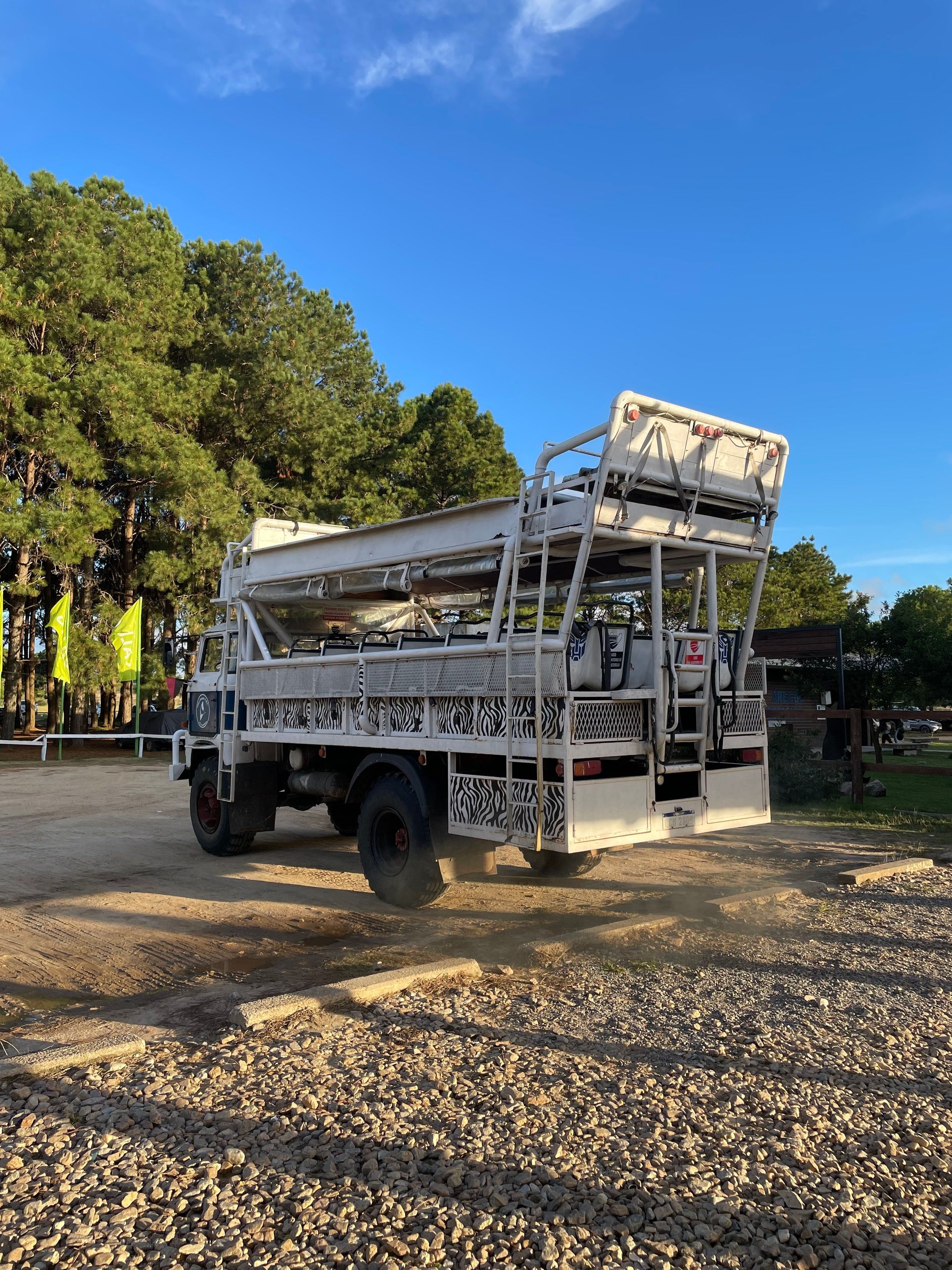 Uno de los camiones 4x4 que cruzan las dunas, estacionado entre pinos