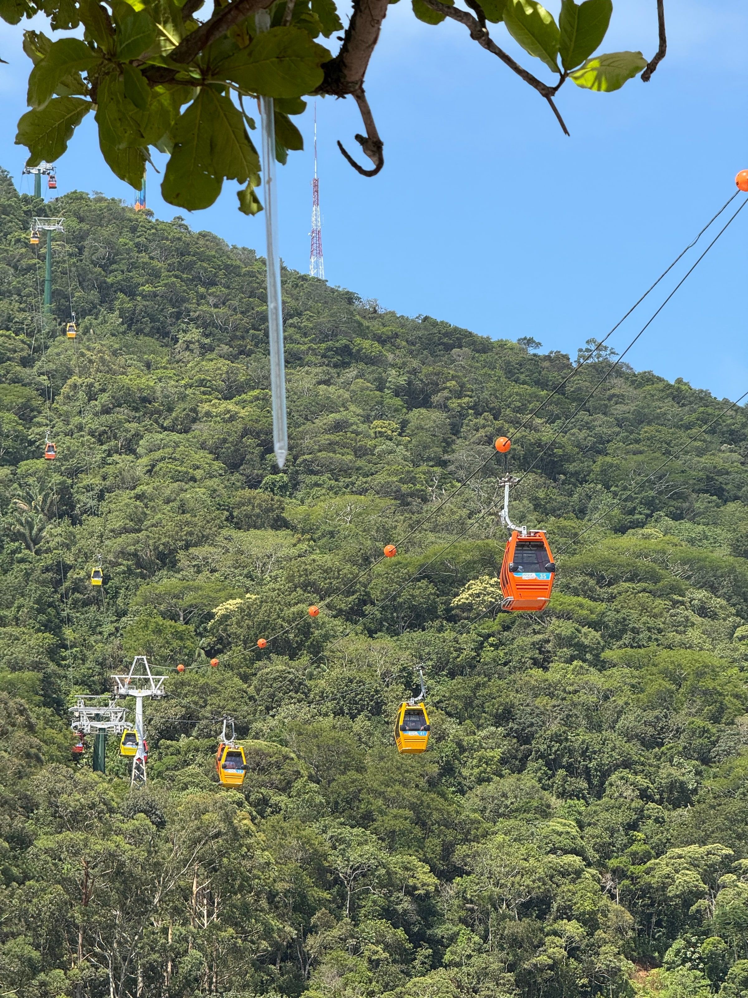 El teleférico de Balneário Camboriú sobre la selva