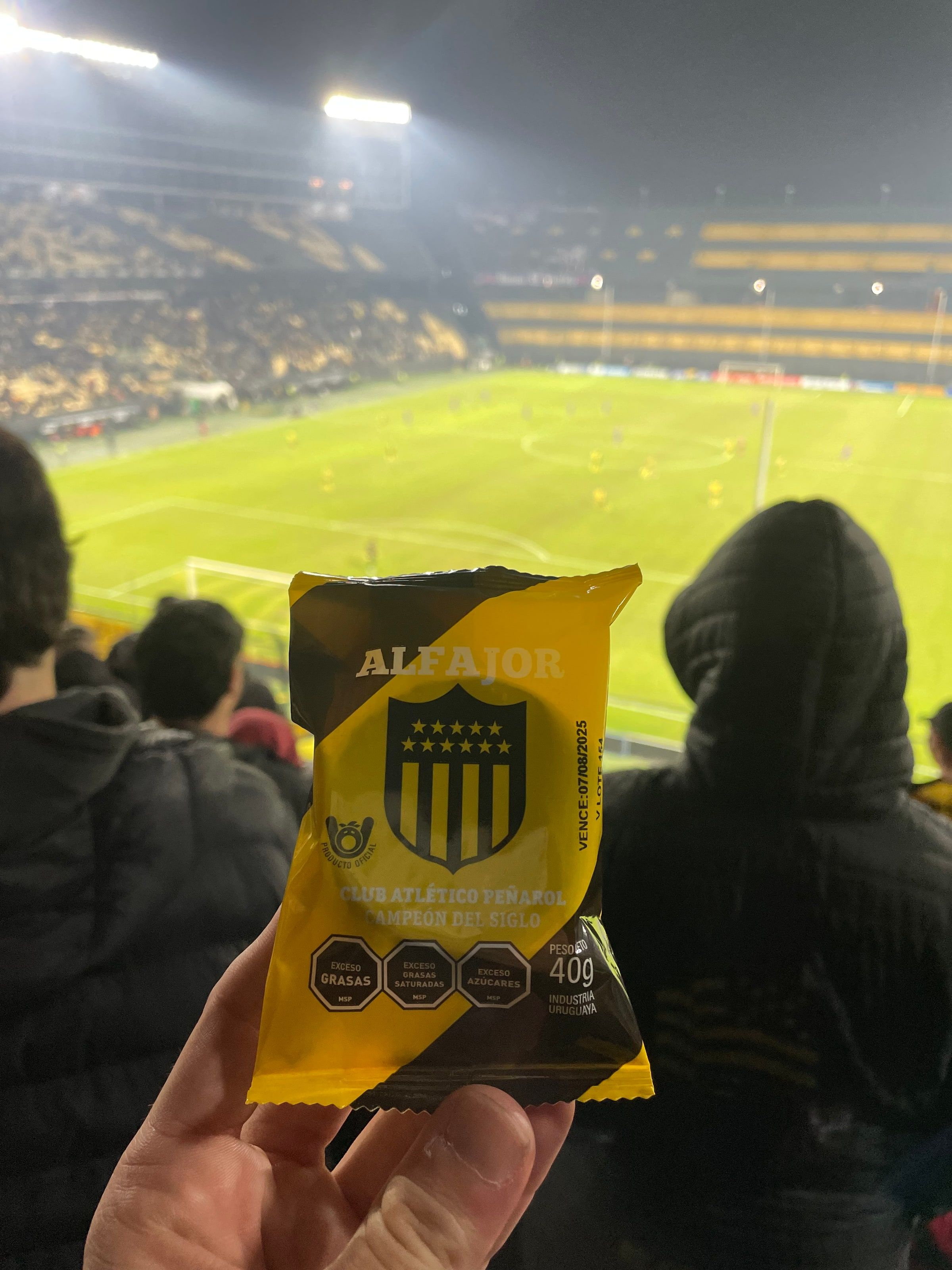 Un alfajor de Peñarol con la cancha de fondo