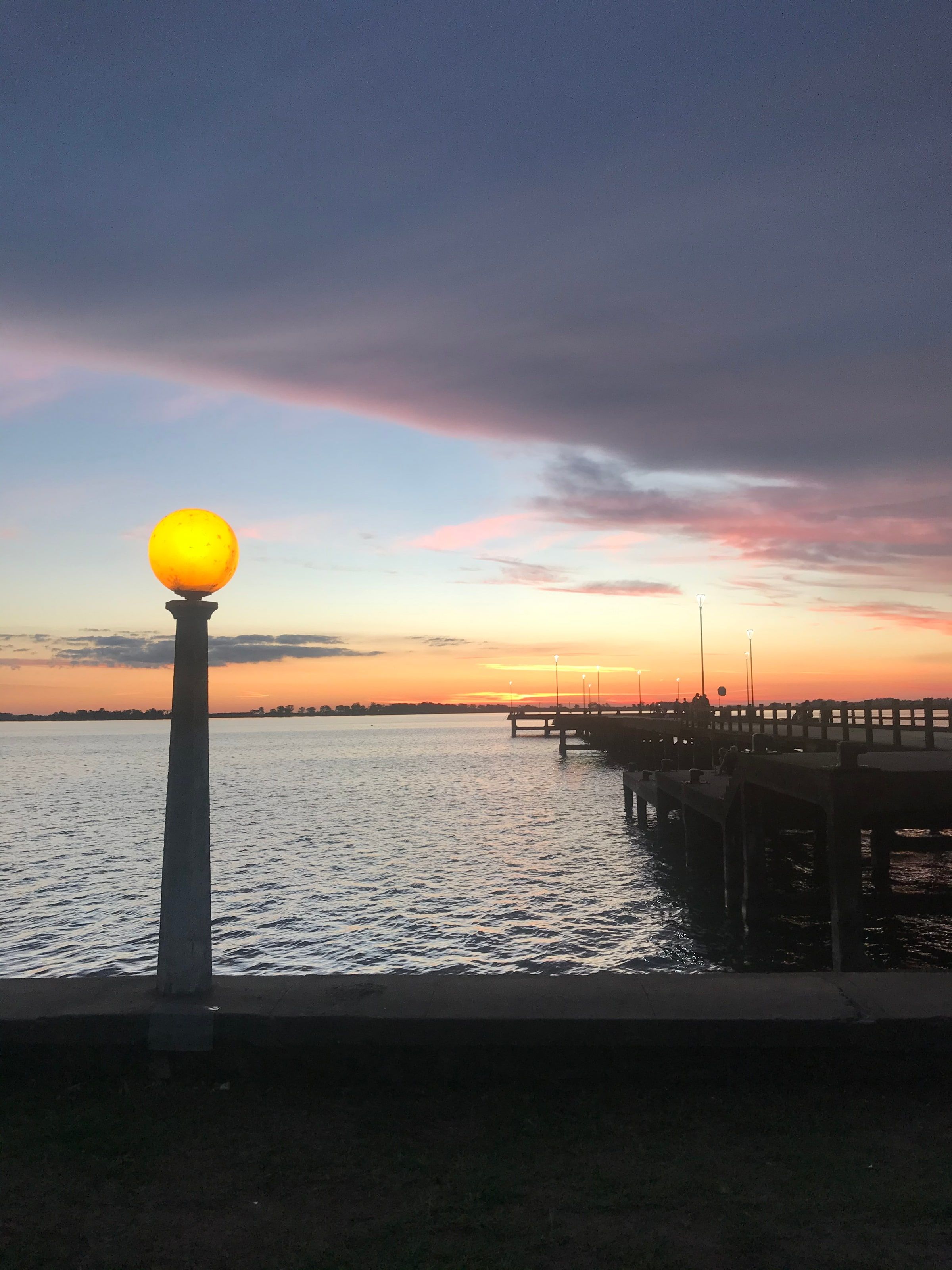Un muelle sobre la laguna al atardecer