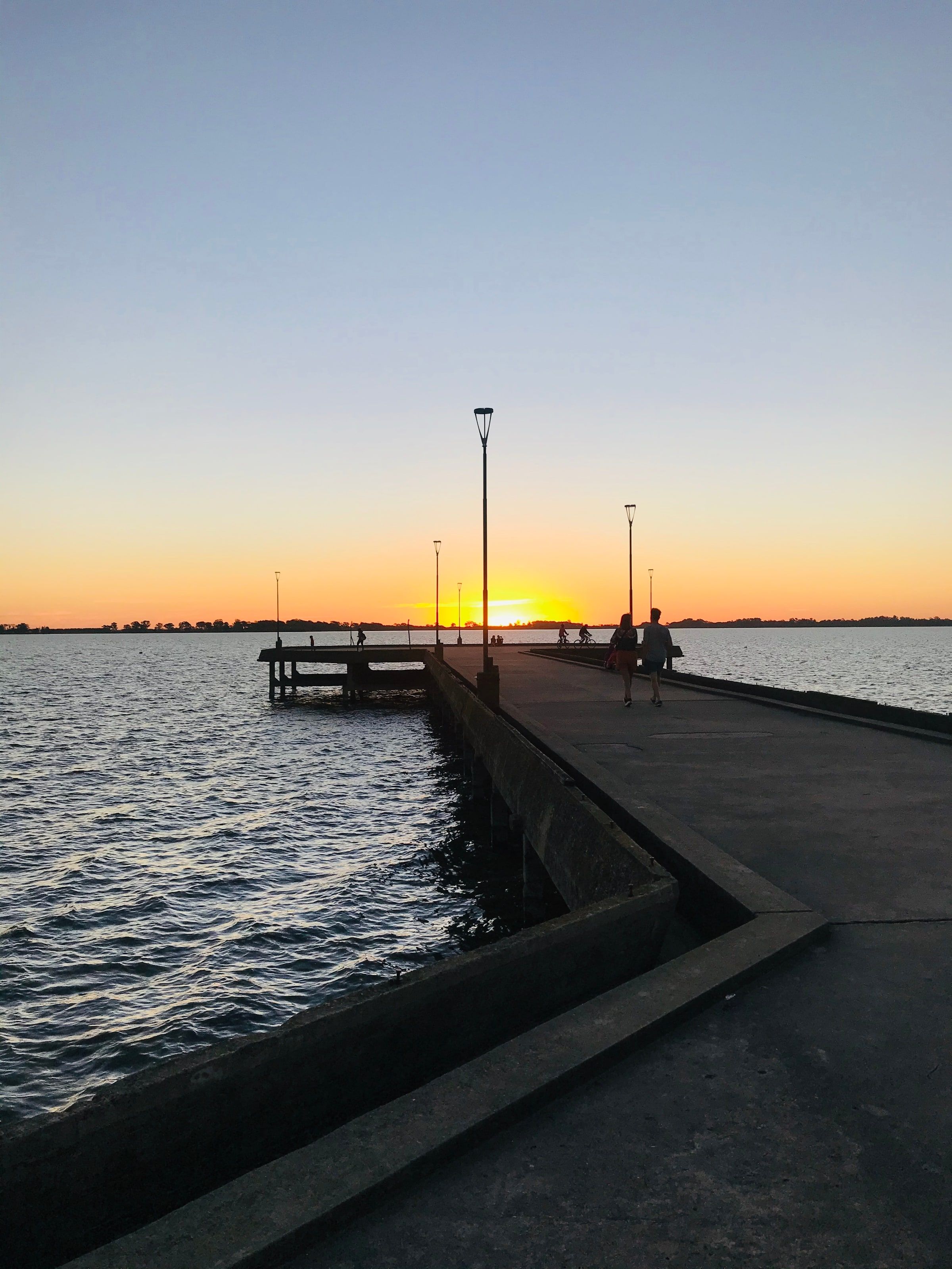 El muelle de pescadores en la laguna