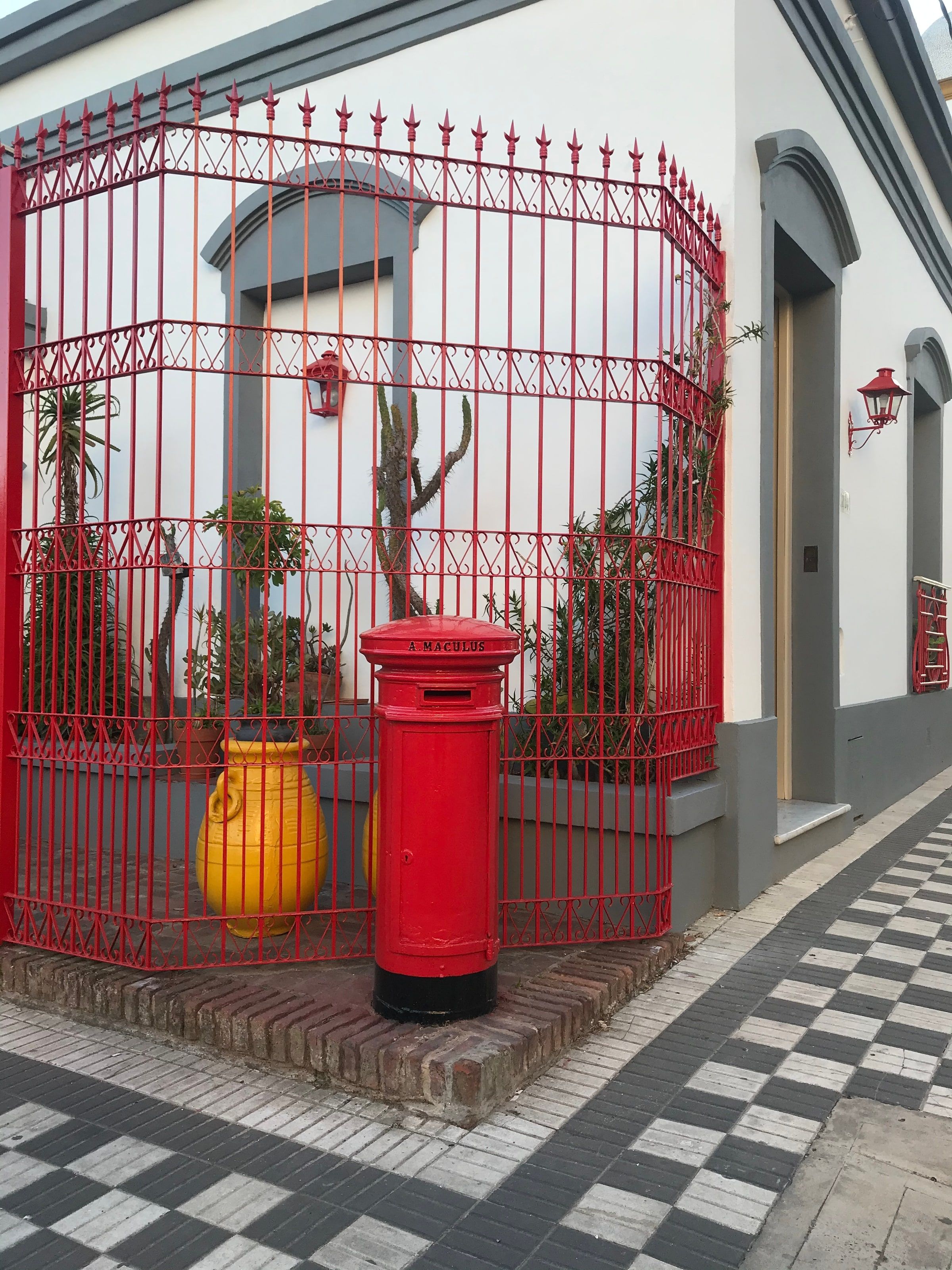 Un buzón rojo antiguo frente a la Plaza Independencia