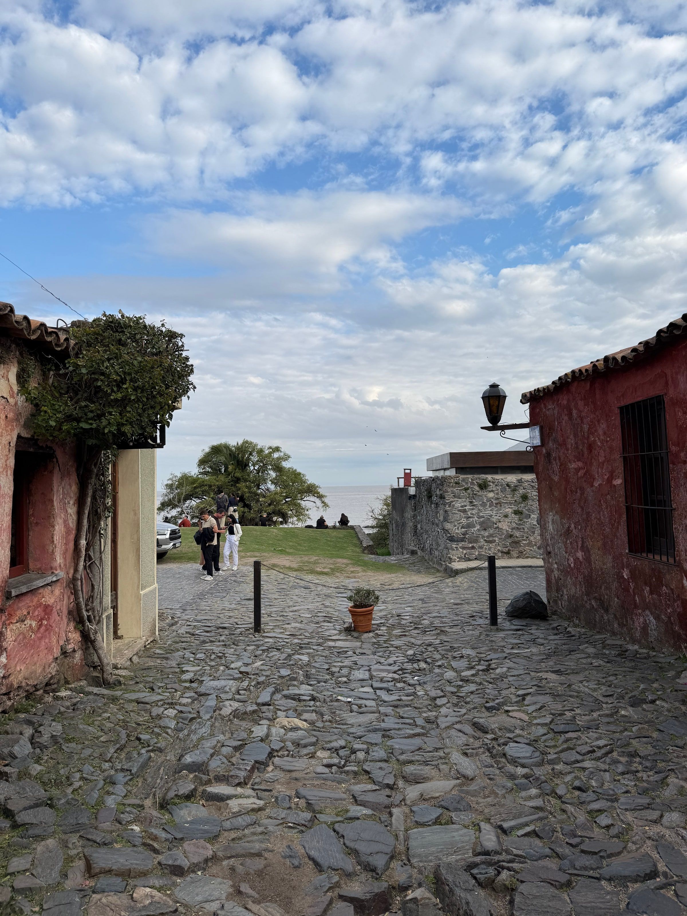 Calle empedrada que baja hacia el río
