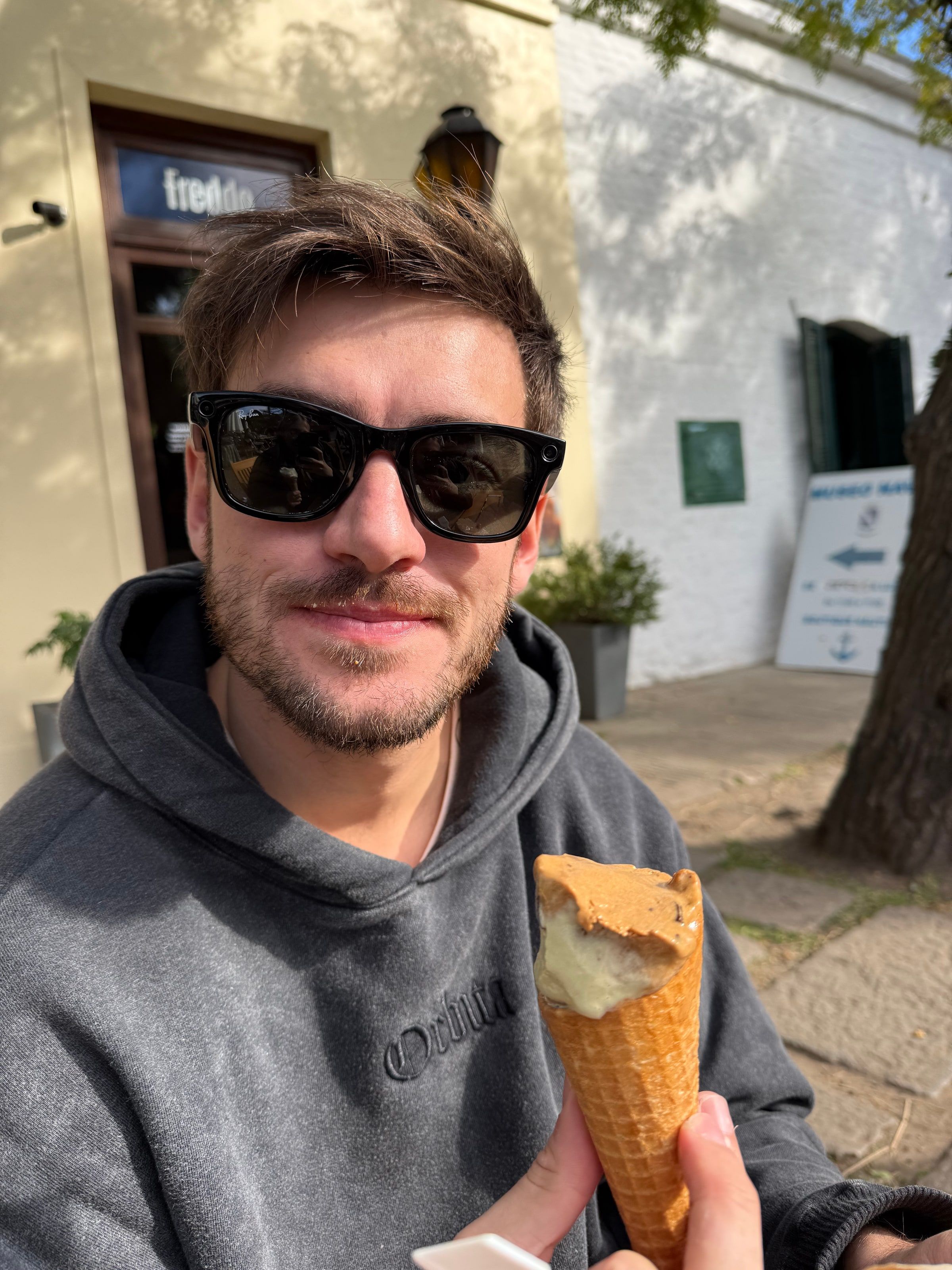 Tomi con un cucurucho de helado