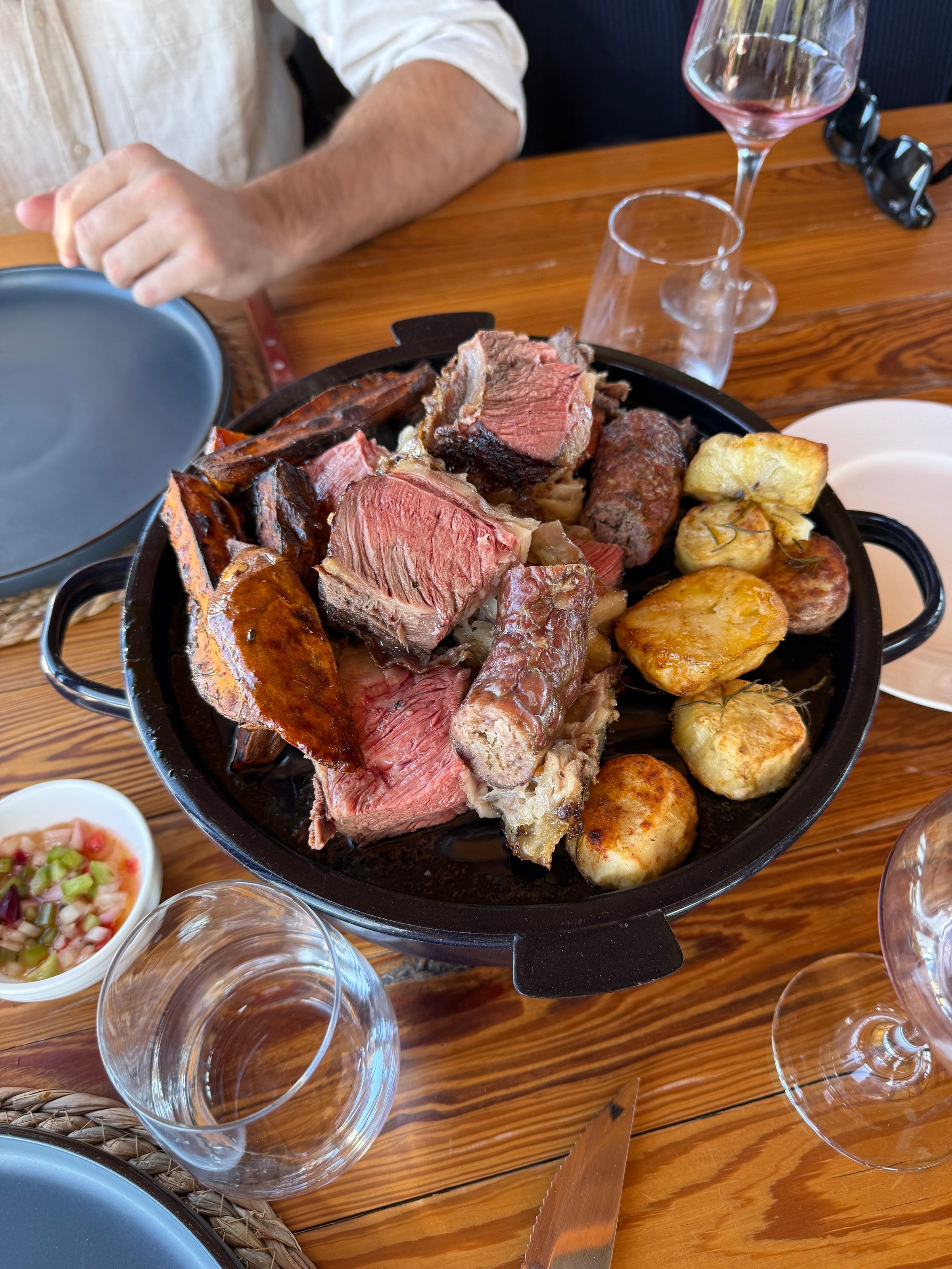 Una cazuela con carne asada y papas