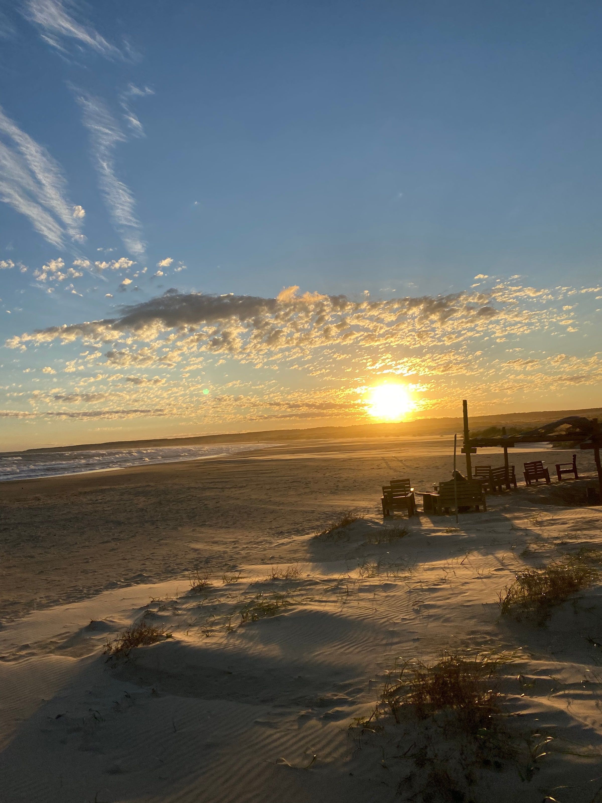 El sol bajando sobre la playa en Cabo Polonio