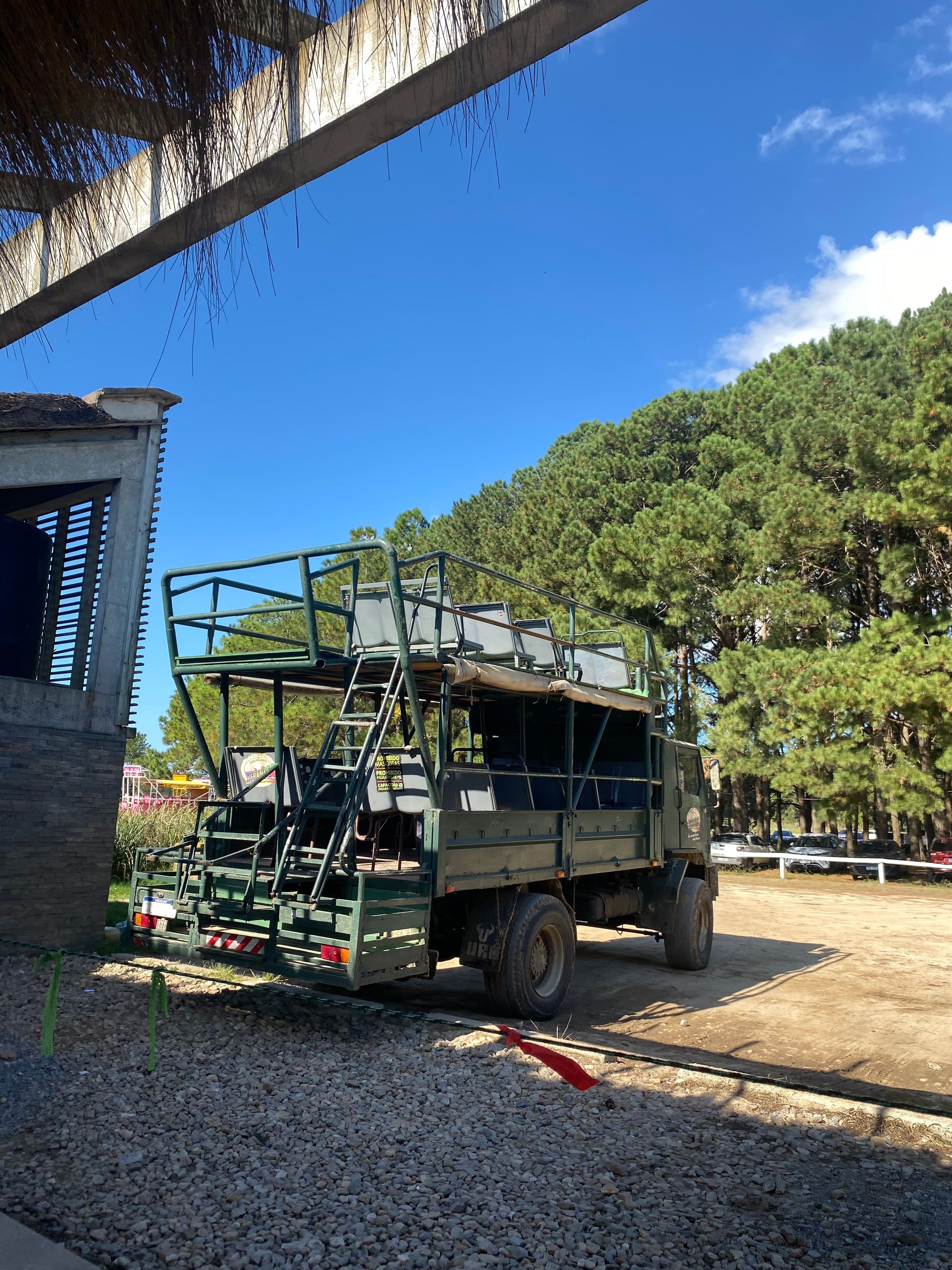 Un camión 4x4 en la terminal de Cabo Polonio