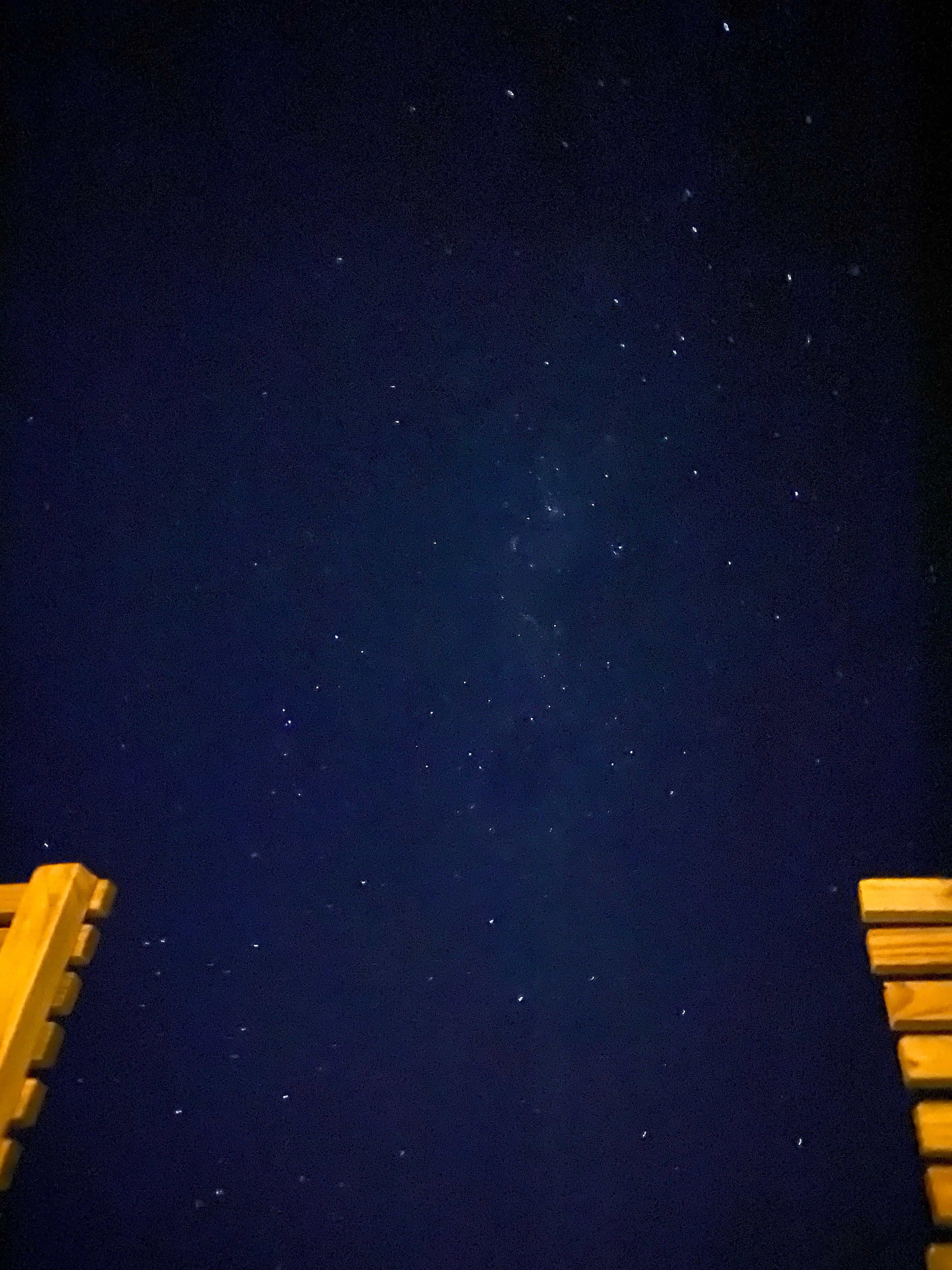 Cielo nocturno con estrellas sobre Cabo Polonio