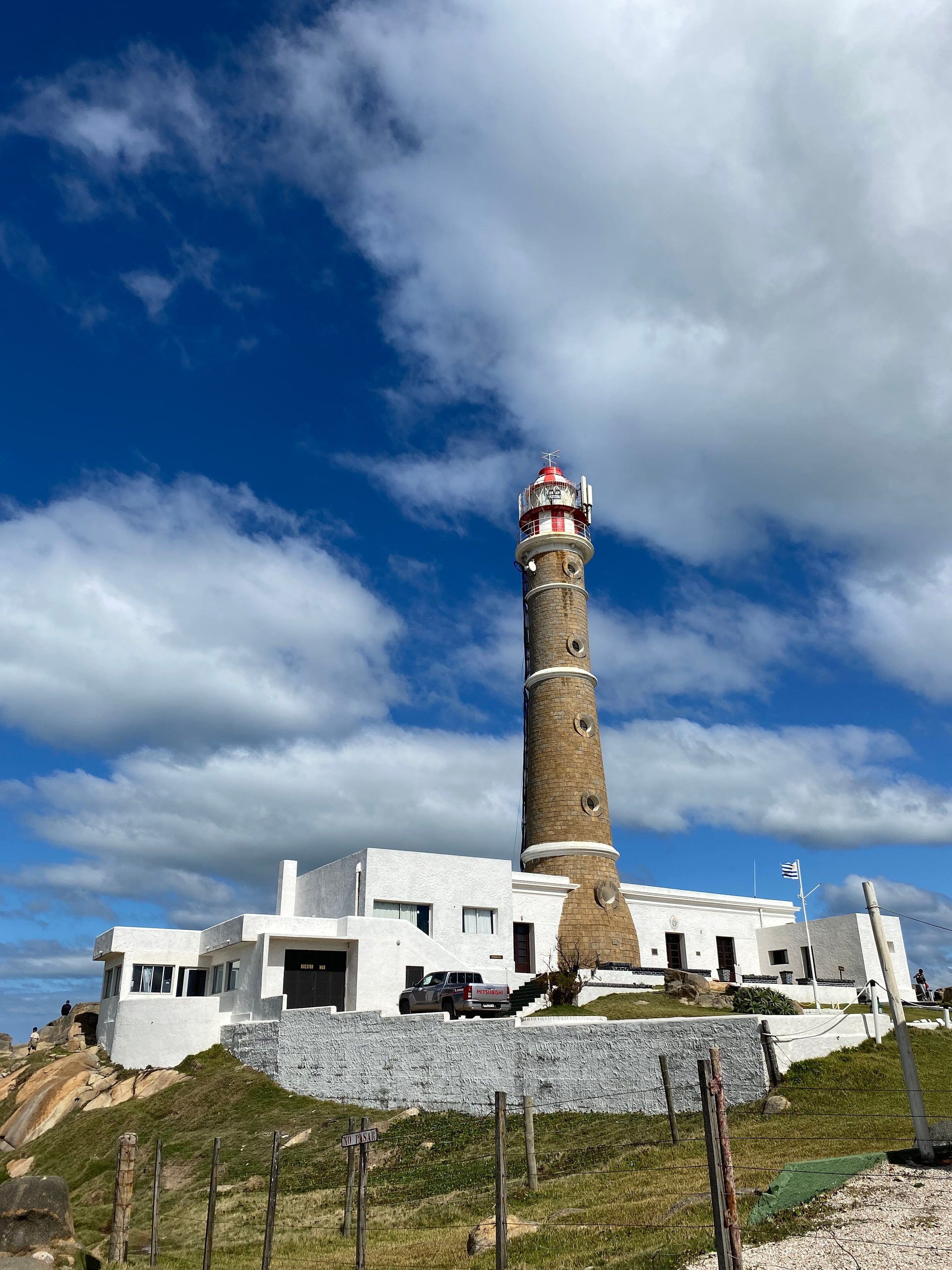 El faro de Cabo Polonio de cerca, con el cielo celeste