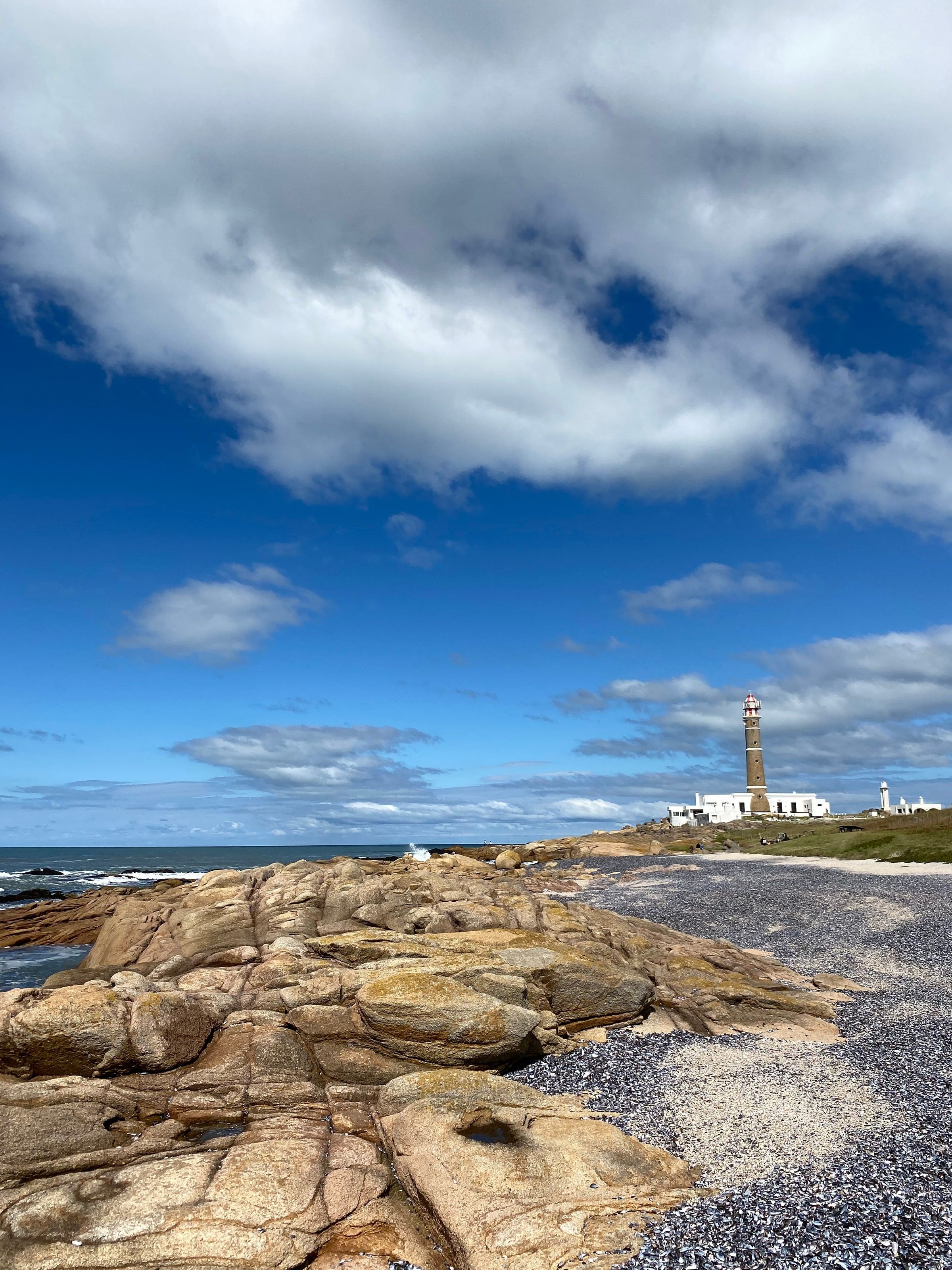 Costa rocosa con el faro a lo lejos