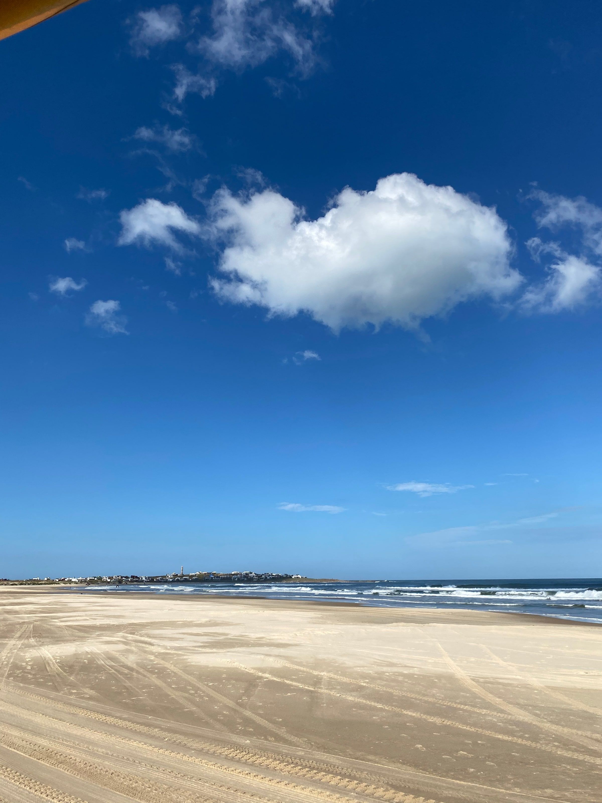 Playa de arena y mar con nubes, al llegar a Cabo Polonio