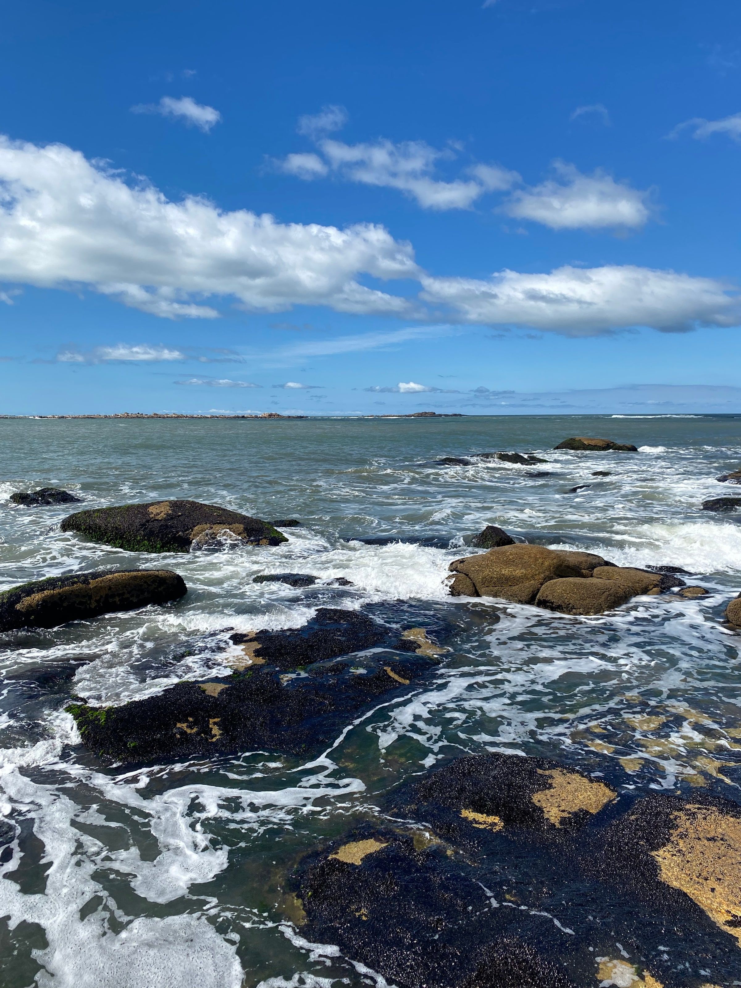 Rocas en el mar con olas rompiendo, en Cabo Polonio