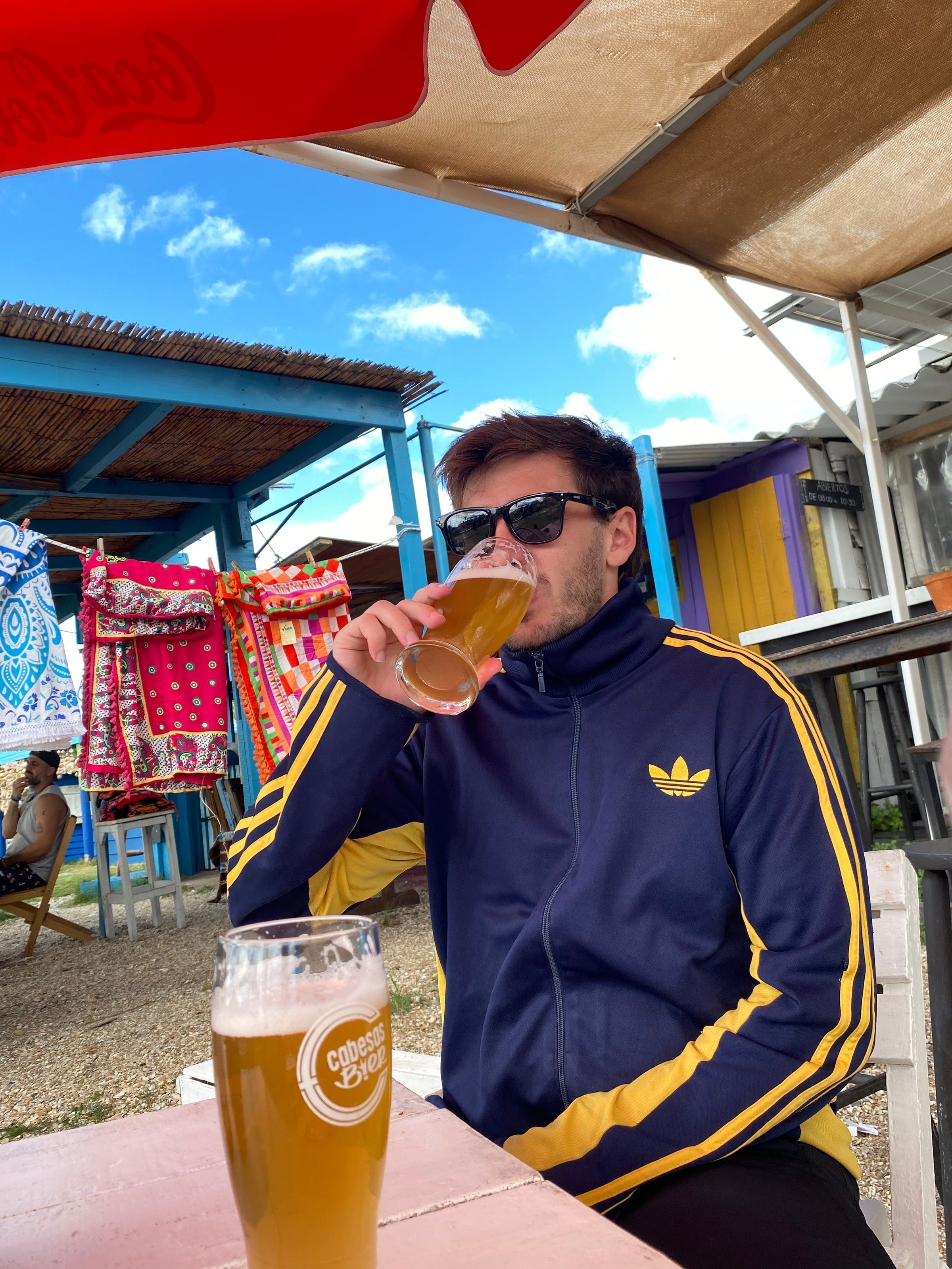 Tomi almorzando un pancho con una cerveza
