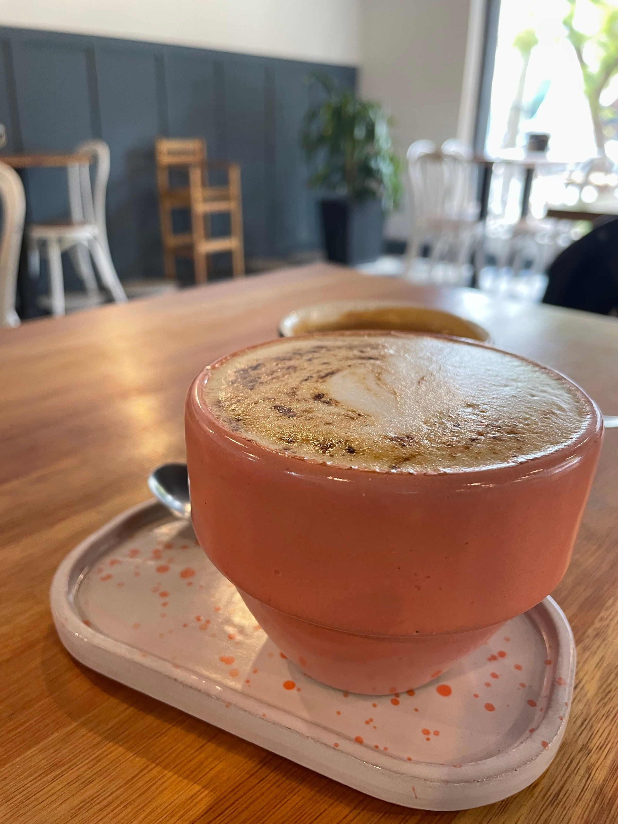 Un café en un bar del centro