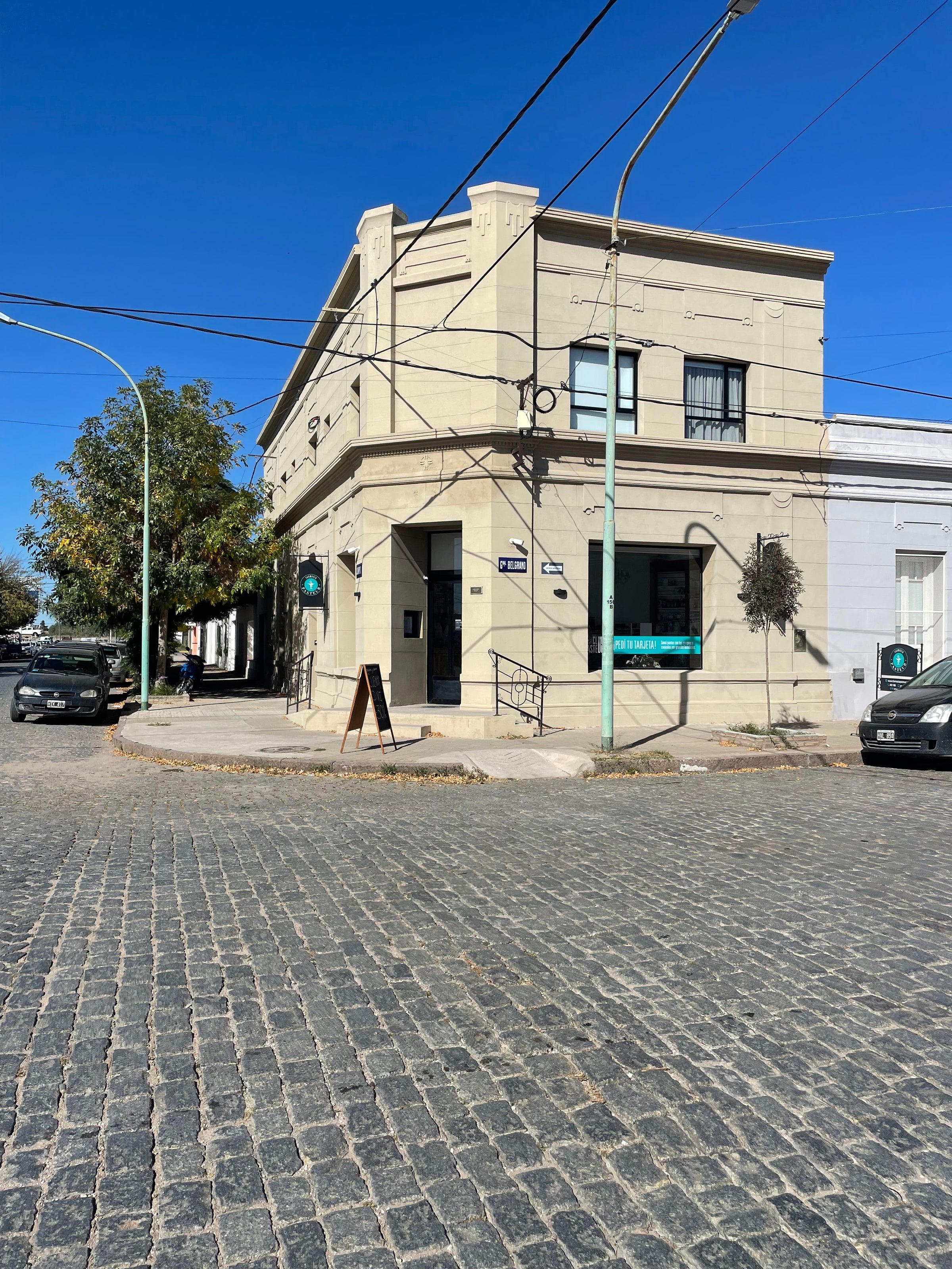 Una esquina con edificio antiguo y empedrado