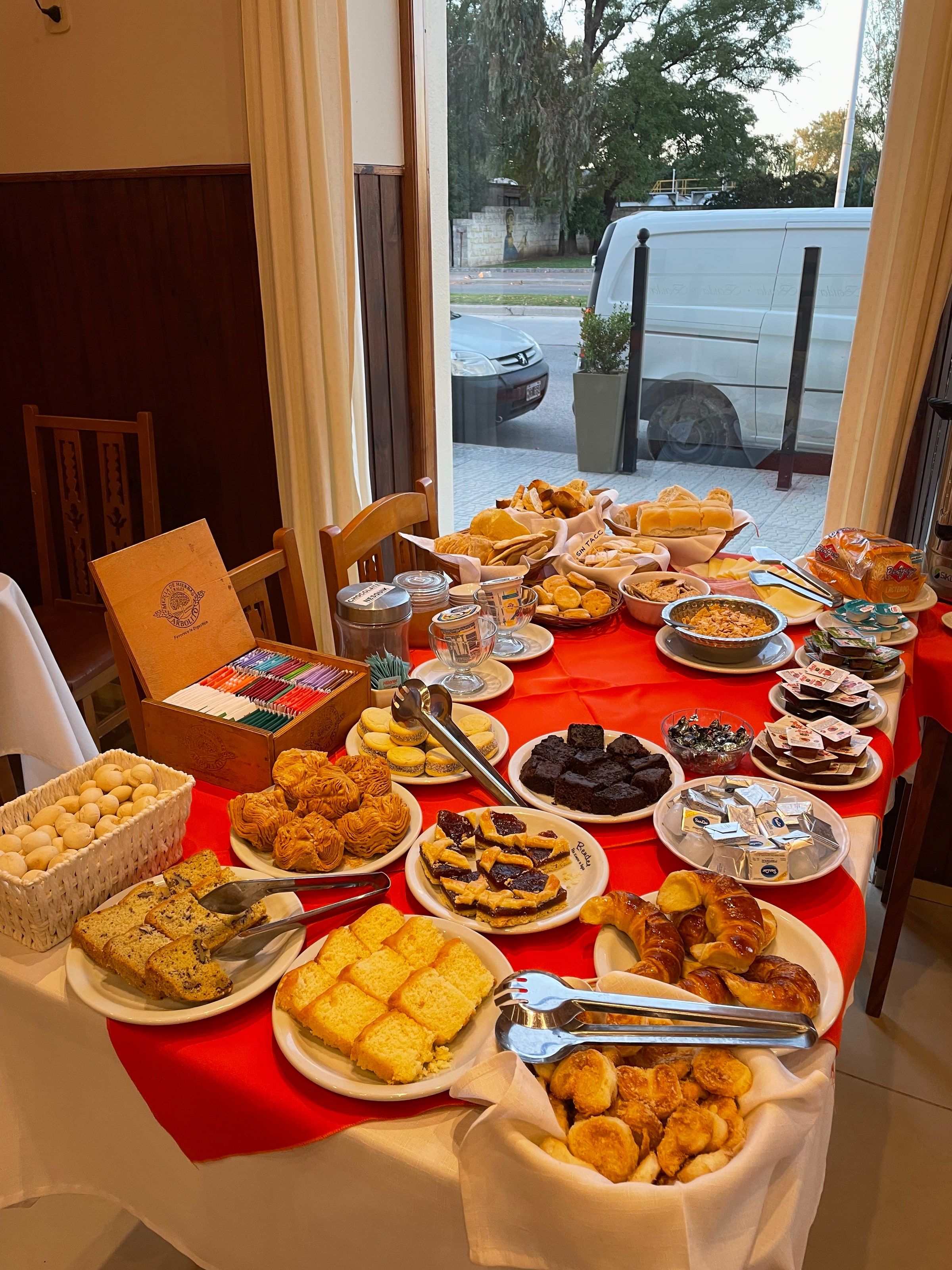 Una mesa de merienda con tortas y masas