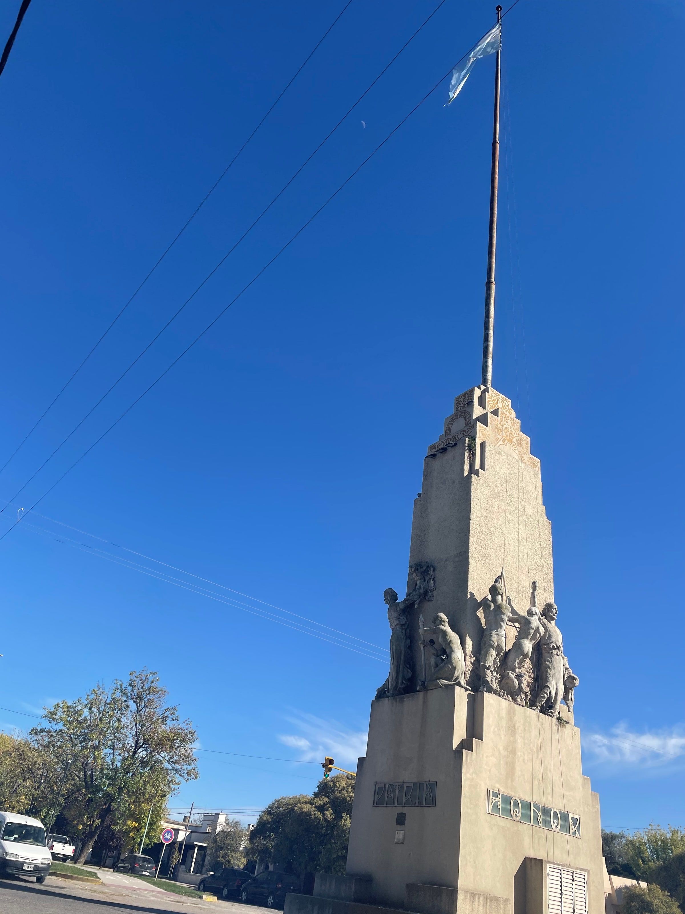 El monumento de piedra de la Plaza San Martín