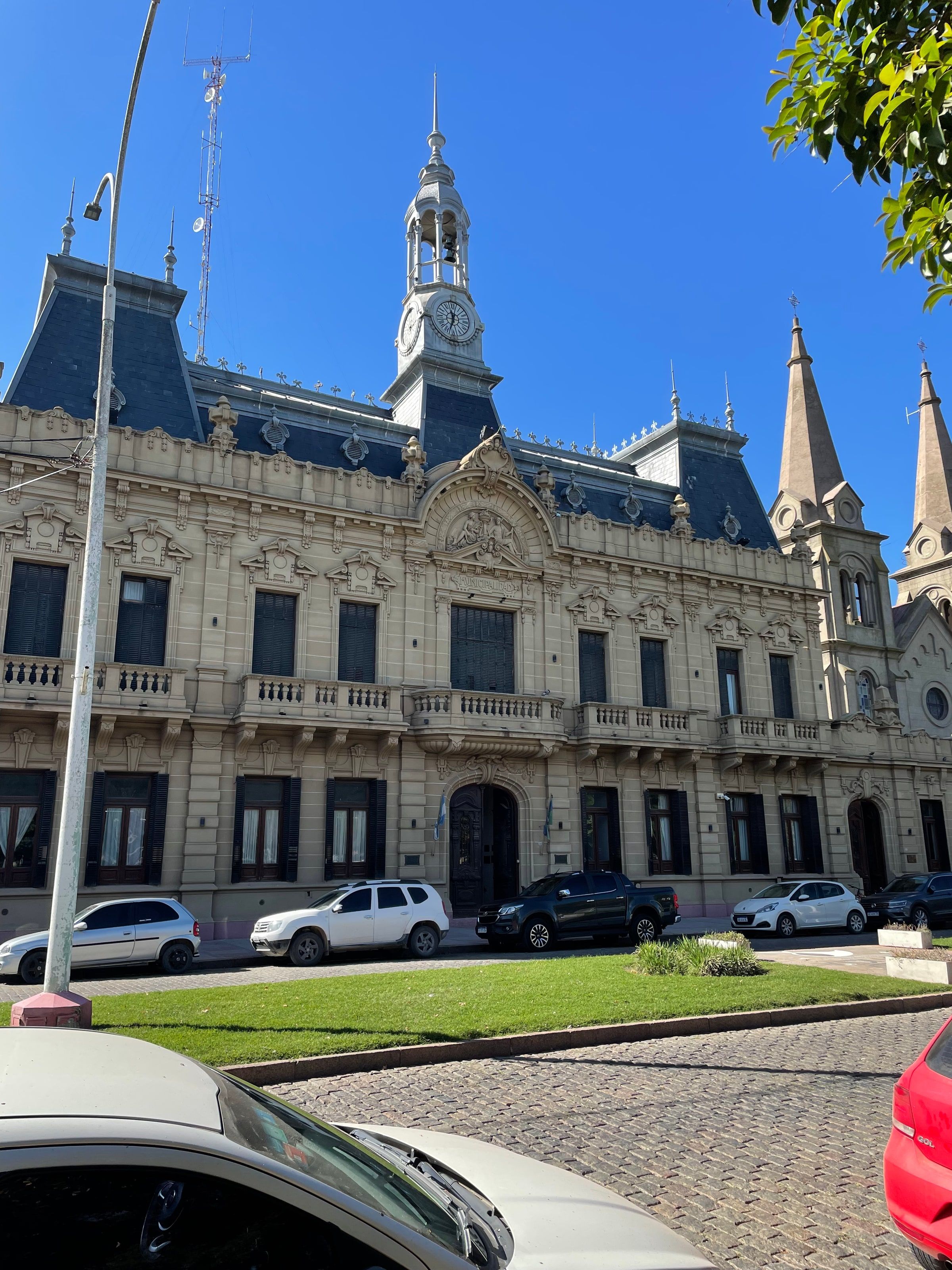 El mismo edificio y la torre de la iglesia, con cielo despejado